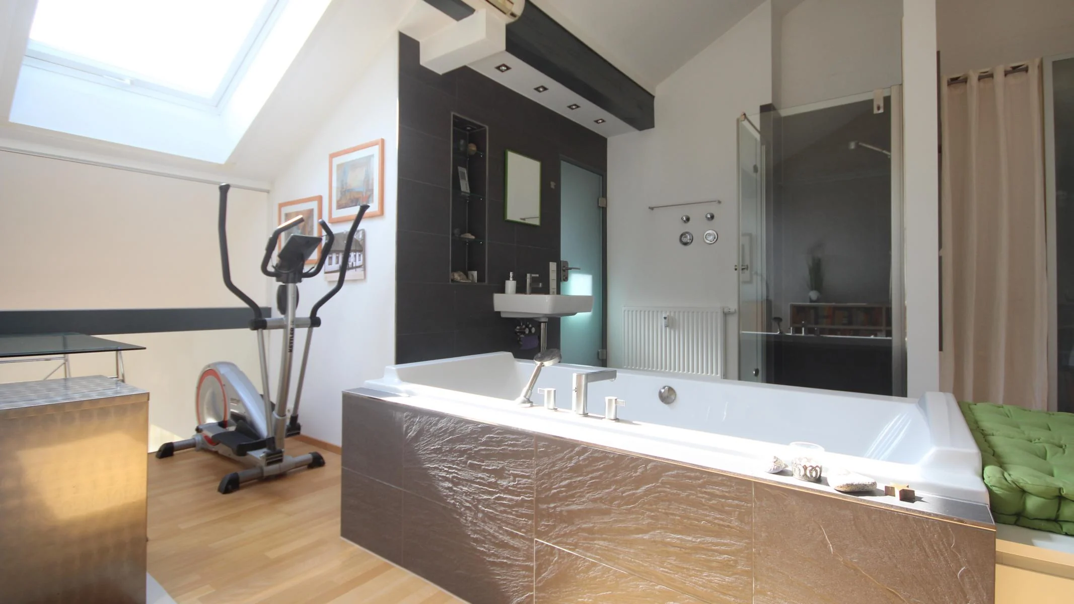 KA-Durlach-Guggelensberg / einzigartige und hochwertige 3,5-Zimmer-Maisonette-Wohnung mit Süd-West-Balkon und KFZ-Stellplatz in naturnaher Lage