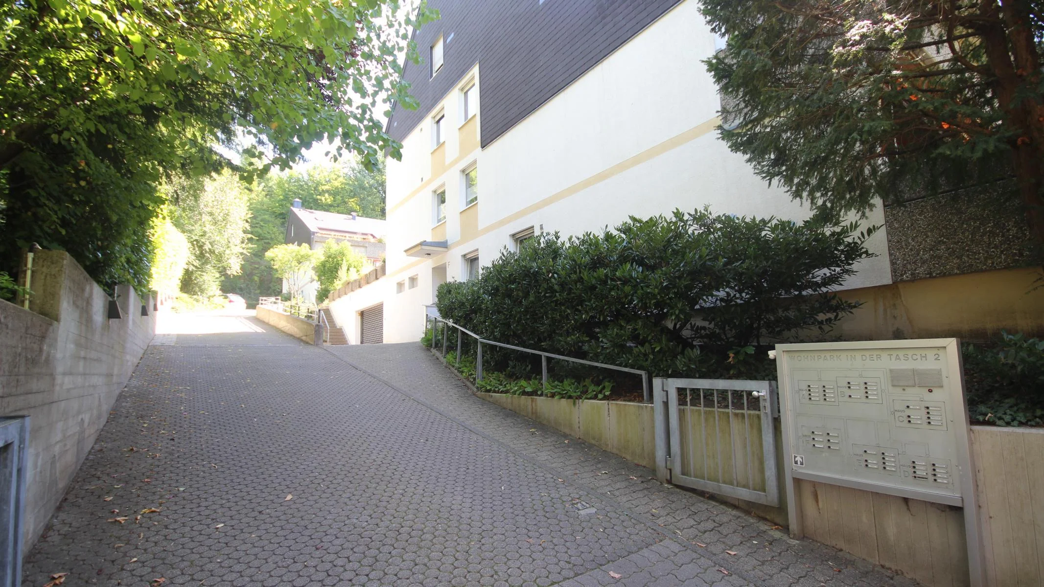 KA-Durlach-Guggelensberg / einzigartige und hochwertige 3,5-Zimmer-Maisonette-Wohnung mit Süd-West-Balkon und KFZ-Stellplatz in naturnaher Lage
