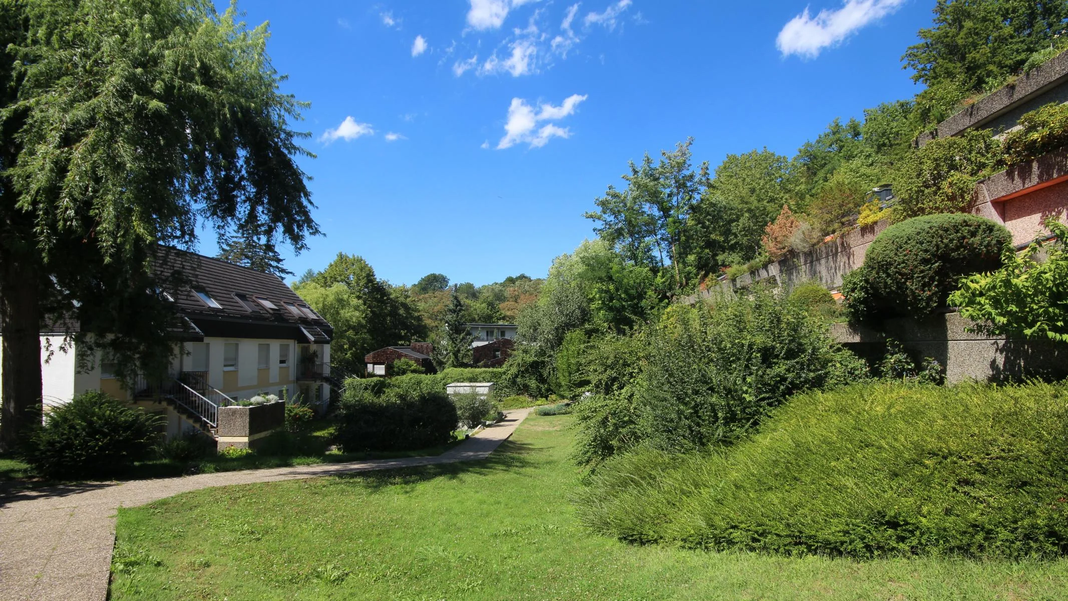 KA-Durlach-Guggelensberg / einzigartige und hochwertige 3,5-Zimmer-Maisonette-Wohnung mit Süd-West-Balkon und KFZ-Stellplatz in naturnaher Lage