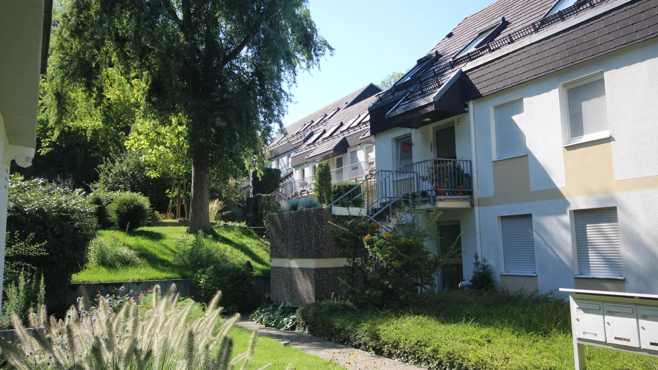 KA-Durlach-Guggelensberg / einzigartige und hochwertige 3,5-Zimmer-Maisonette-Wohnung mit Süd-West-Balkon und KFZ-Stellplatz in naturnaher Lage