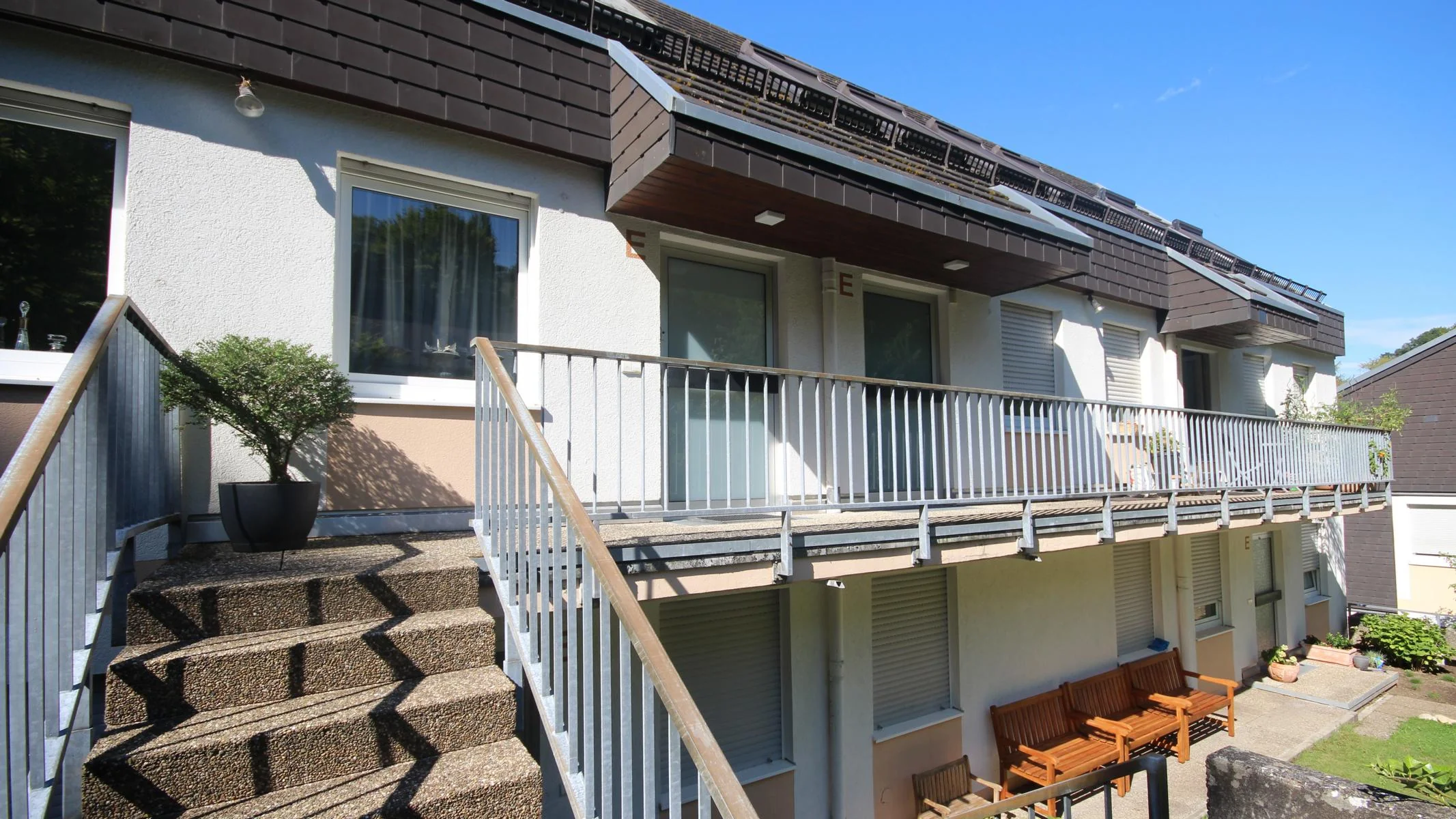KA-Durlach-Guggelensberg / einzigartige und hochwertige 3,5-Zimmer-Maisonette-Wohnung mit Süd-West-Balkon und KFZ-Stellplatz in naturnaher Lage