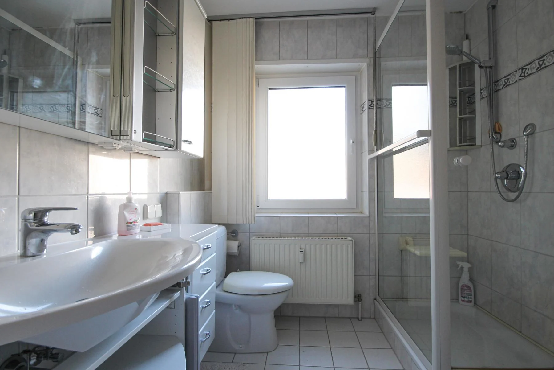Pfinztal-Berghausen / helle & geräumige 4,5-Zimmer-Wohnung mit großem Balkon und Einzelgarage / zeitnah bezugsfrei