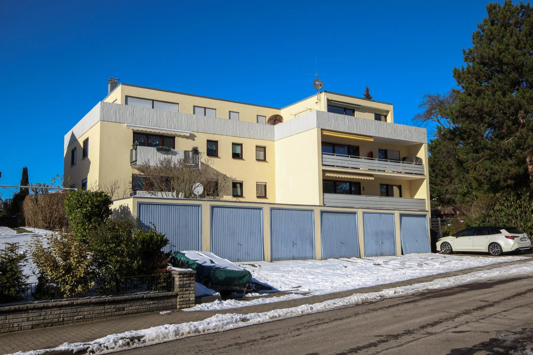 Pfinztal-Berghausen / helle & geräumige 4,5-Zimmer-Wohnung mit großem Balkon und Einzelgarage / zeitnah bezugsfrei