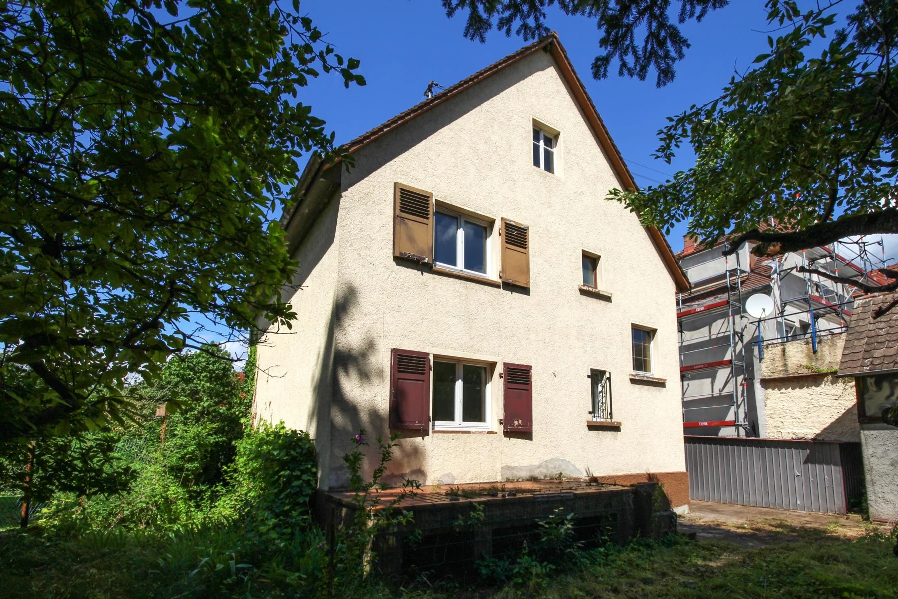 KA-Hagsfeld / sanierungsbedürftiges Einfamilienhaus mit Scheune auf schönem Grundstück / sofort frei
