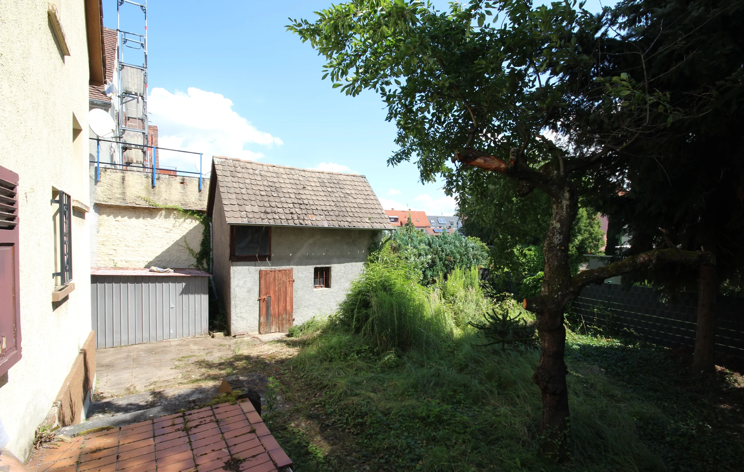 KA-Hagsfeld / sanierungsbedürftiges Einfamilienhaus mit Scheune auf schönem Grundstück / sofort frei