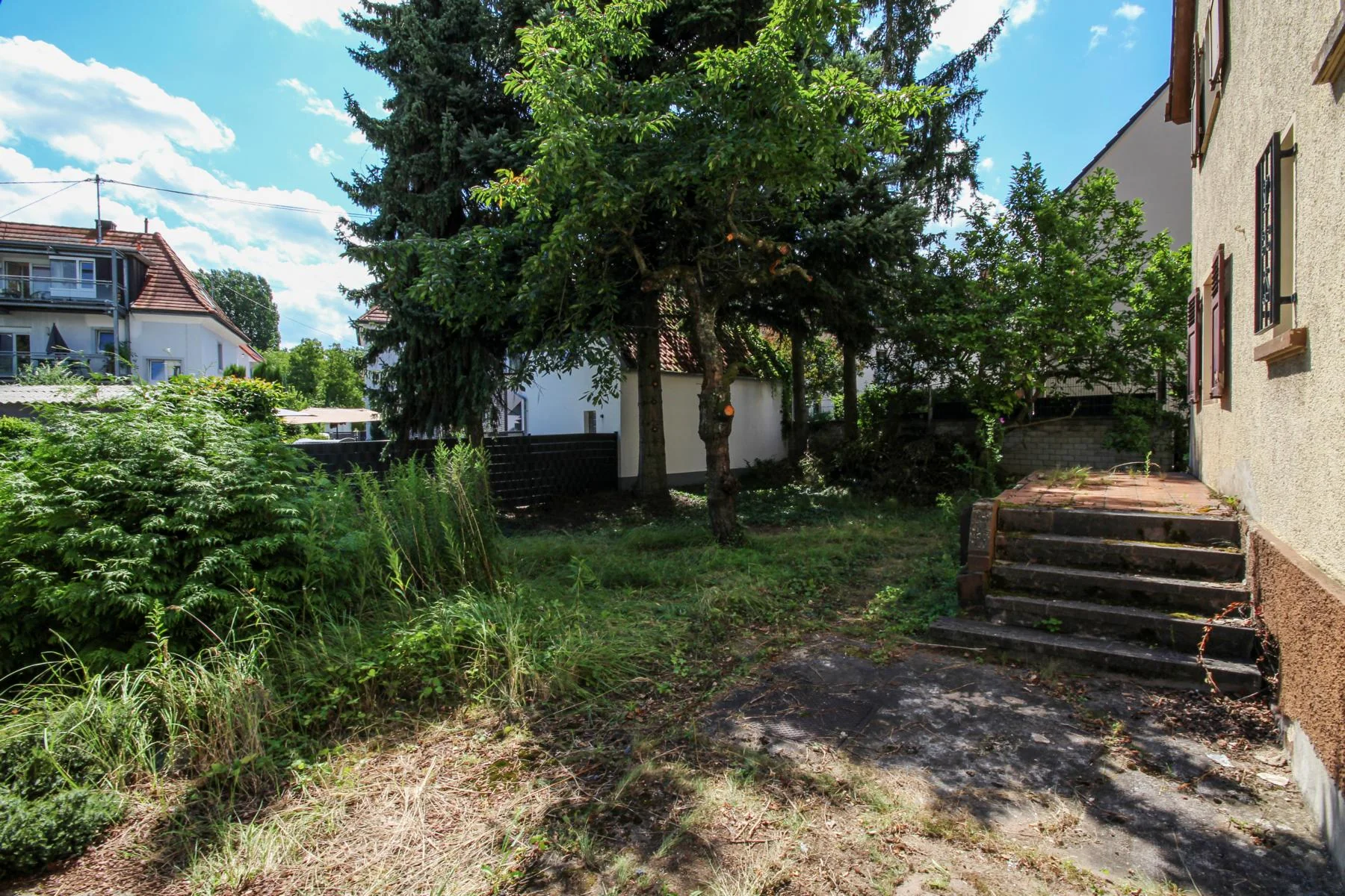 KA-Hagsfeld / sanierungsbedürftiges Einfamilienhaus mit Scheune auf schönem Grundstück / sofort frei