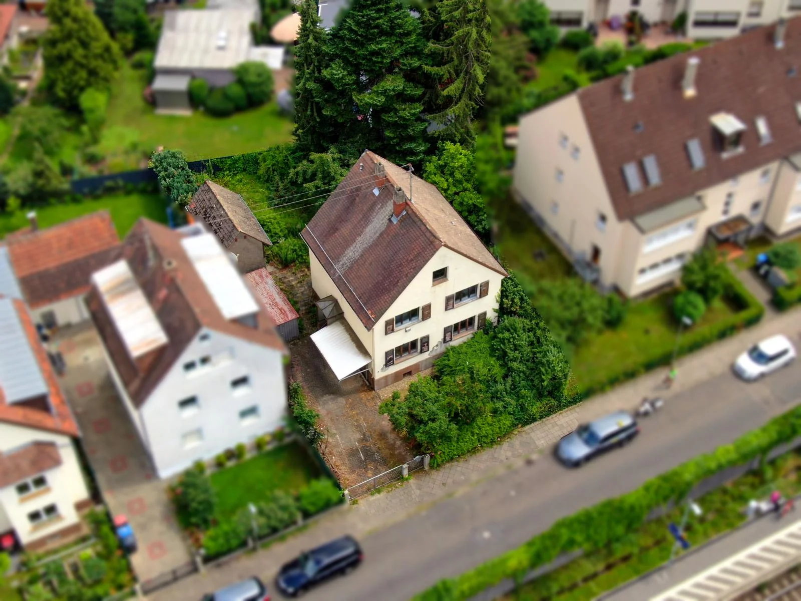 KA-Hagsfeld / sanierungsbedürftiges Einfamilienhaus mit Scheune auf schönem Grundstück / sofort frei