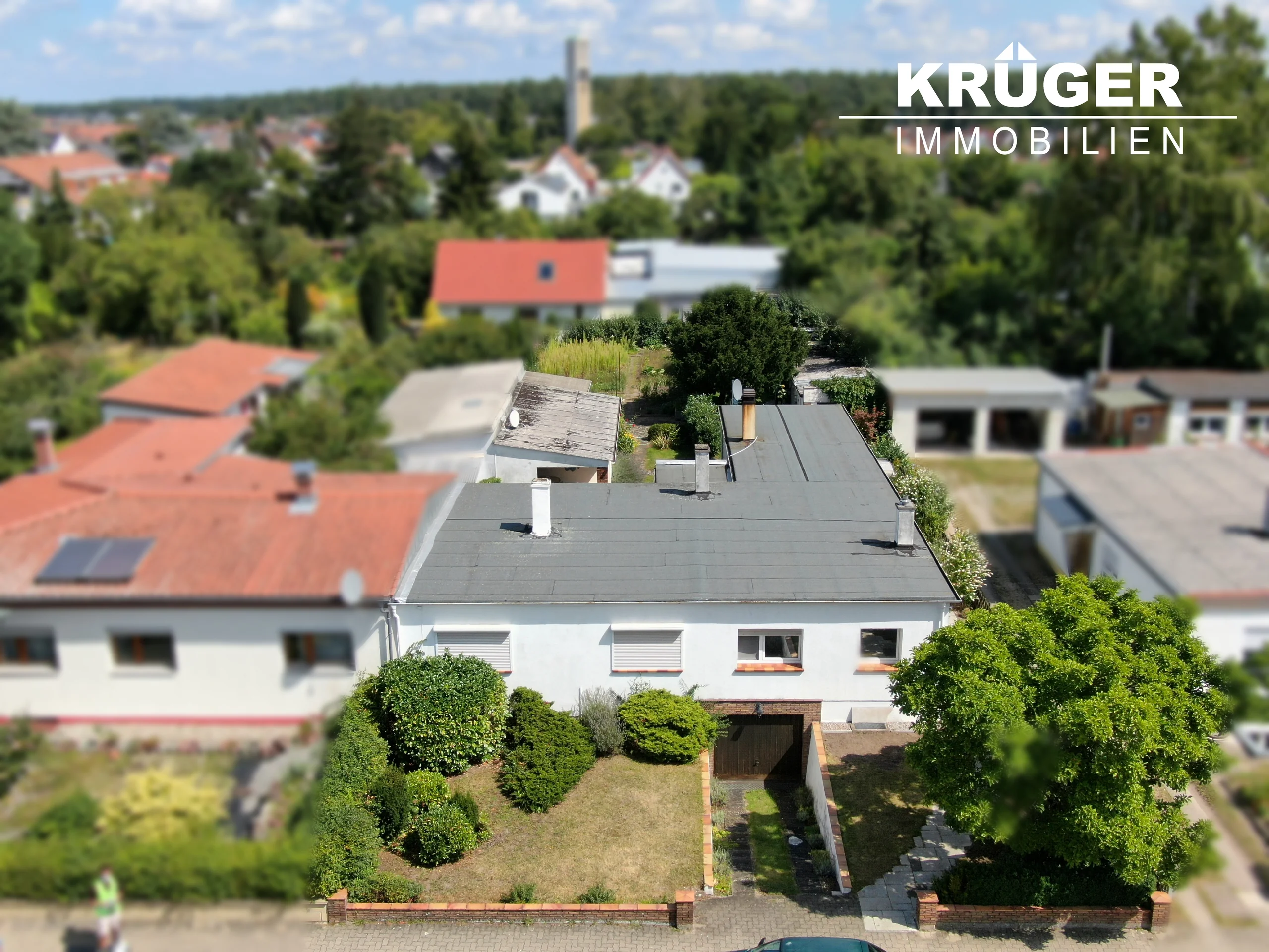 KA-Neureut / schmuckes Doppelhaus-Bungalow auf großem Grundstück mit Garten, Garage & Nebengebäuden in zentraler Lage / sofort frei