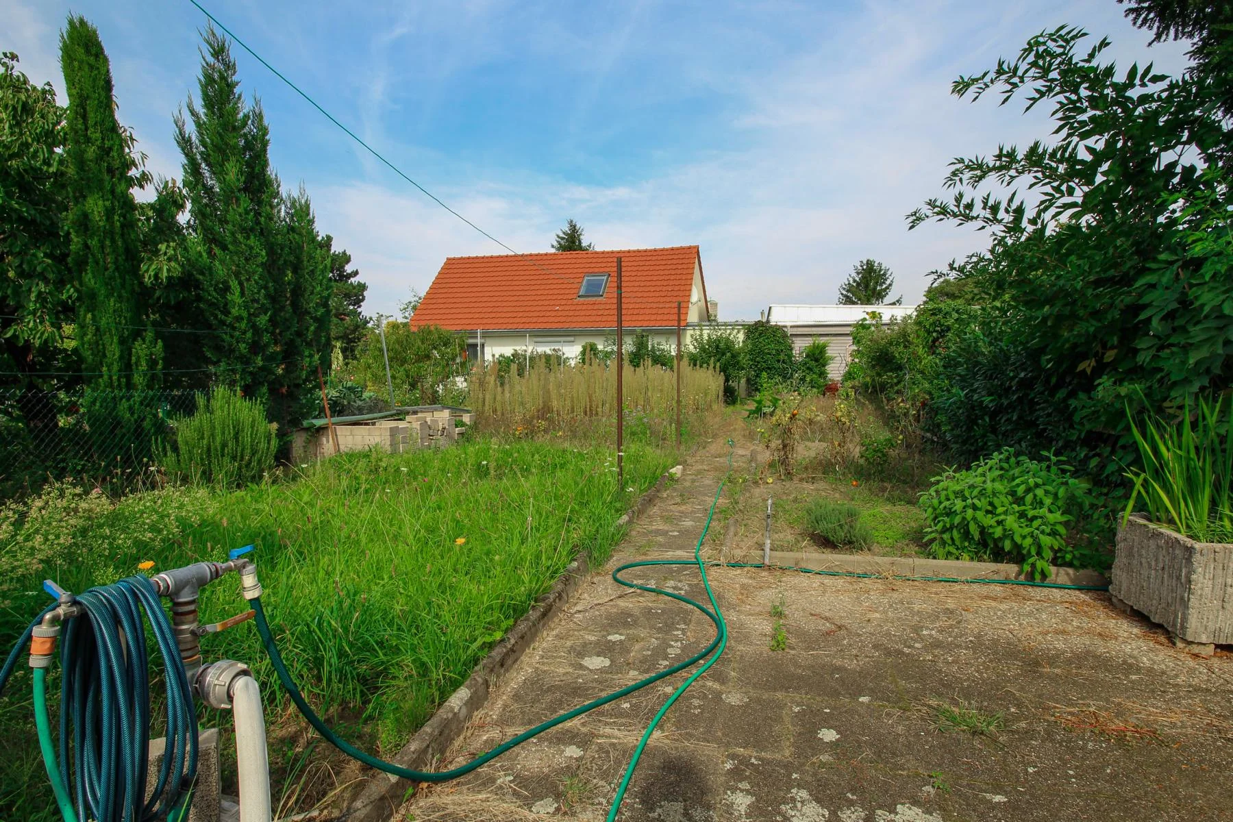 KA-Neureut / schmuckes Doppelhaus-Bungalow auf großem Grundstück mit Garten, Garage & Nebengebäuden in zentraler Lage / sofort frei
