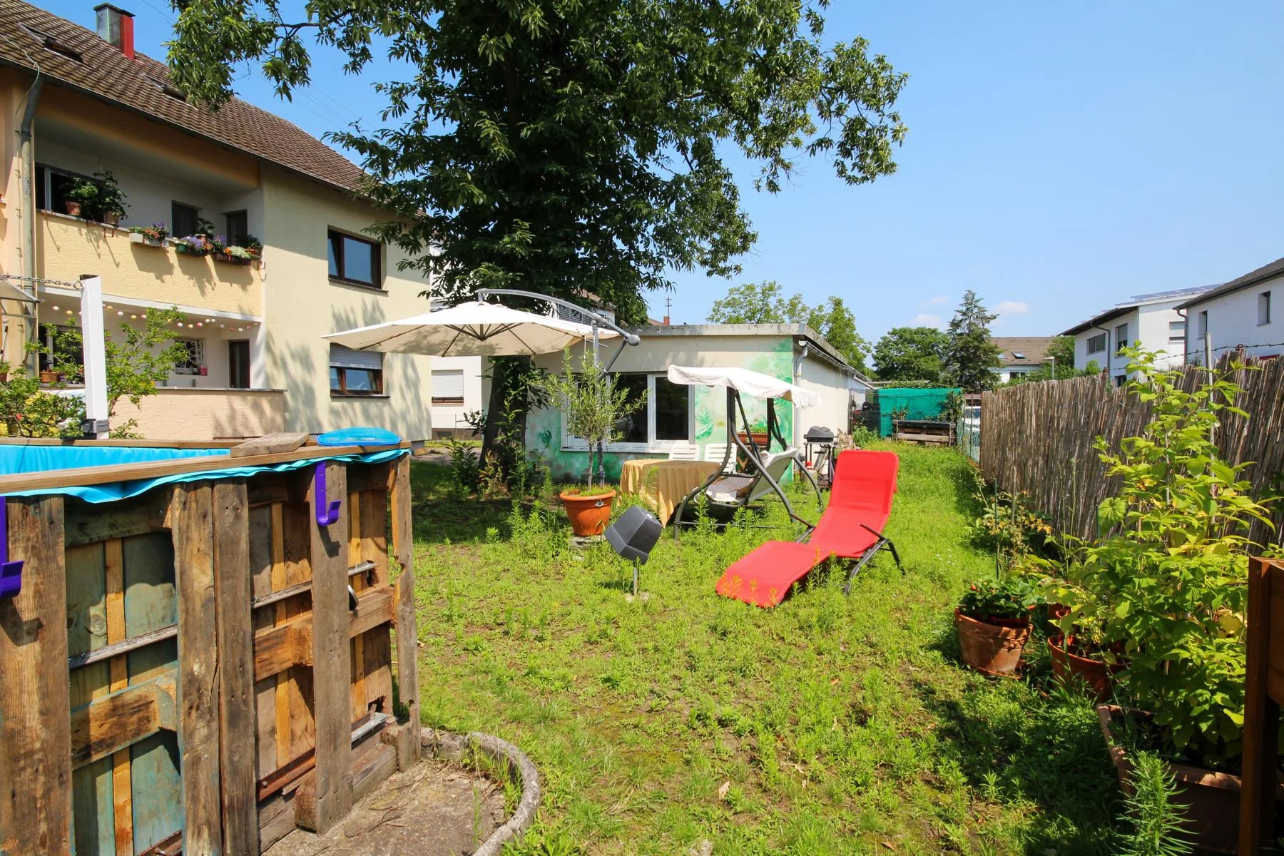 KA-Nordwest / gepflegtes Mehrfamilienhaus mit Garten, Garagen, KFZ-Stellplatz & Werkstatt in zentraler und ruhiger Wohnlage