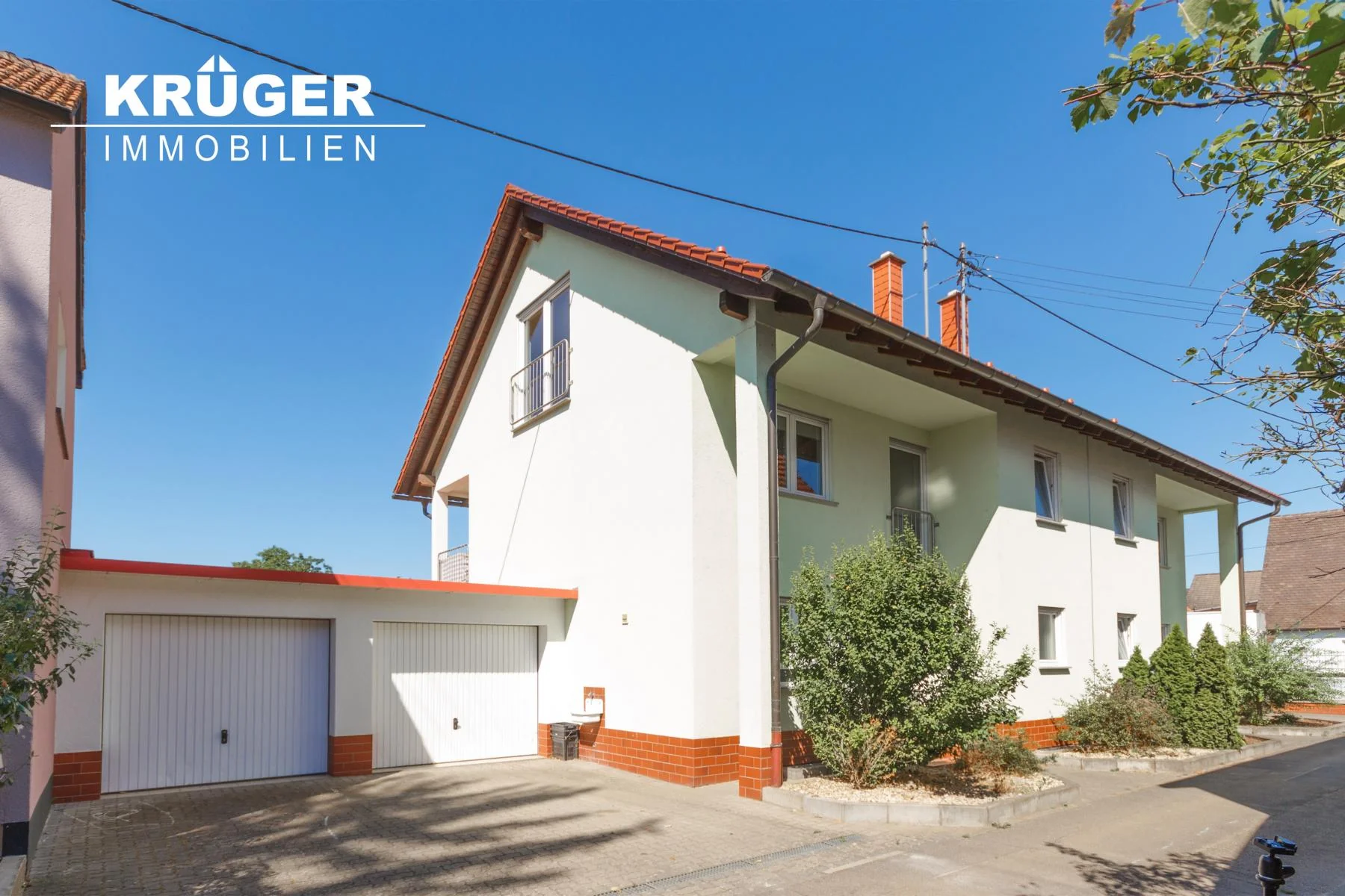 Weingarten in der Pfalz / Doppelhaushälfte mit zwei Garagen in Ortsrandlage / bezugsfrei