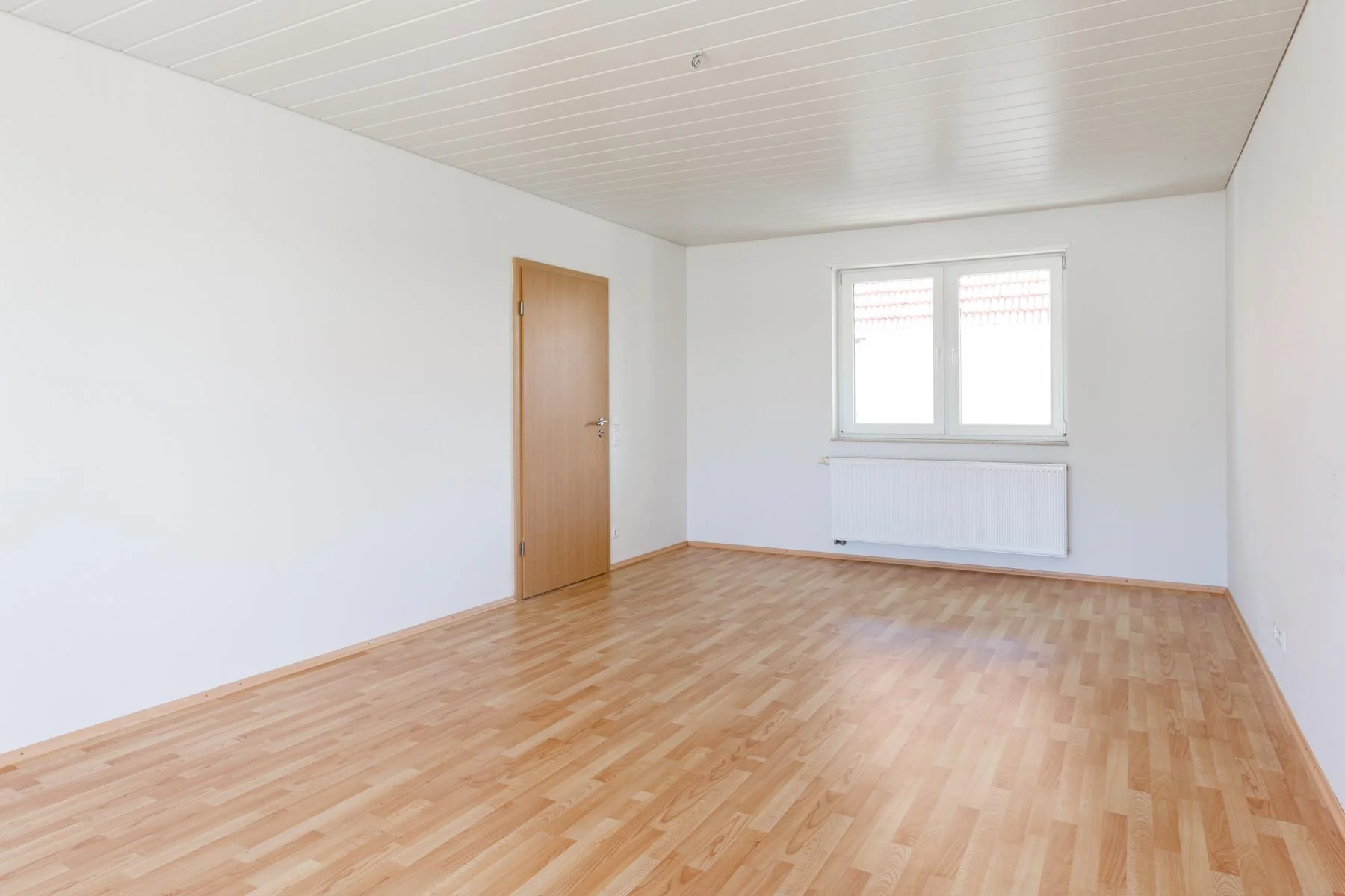 Weingarten in der Pfalz / Doppelhaushälfte mit zwei Garagen in Ortsrandlage / bezugsfrei