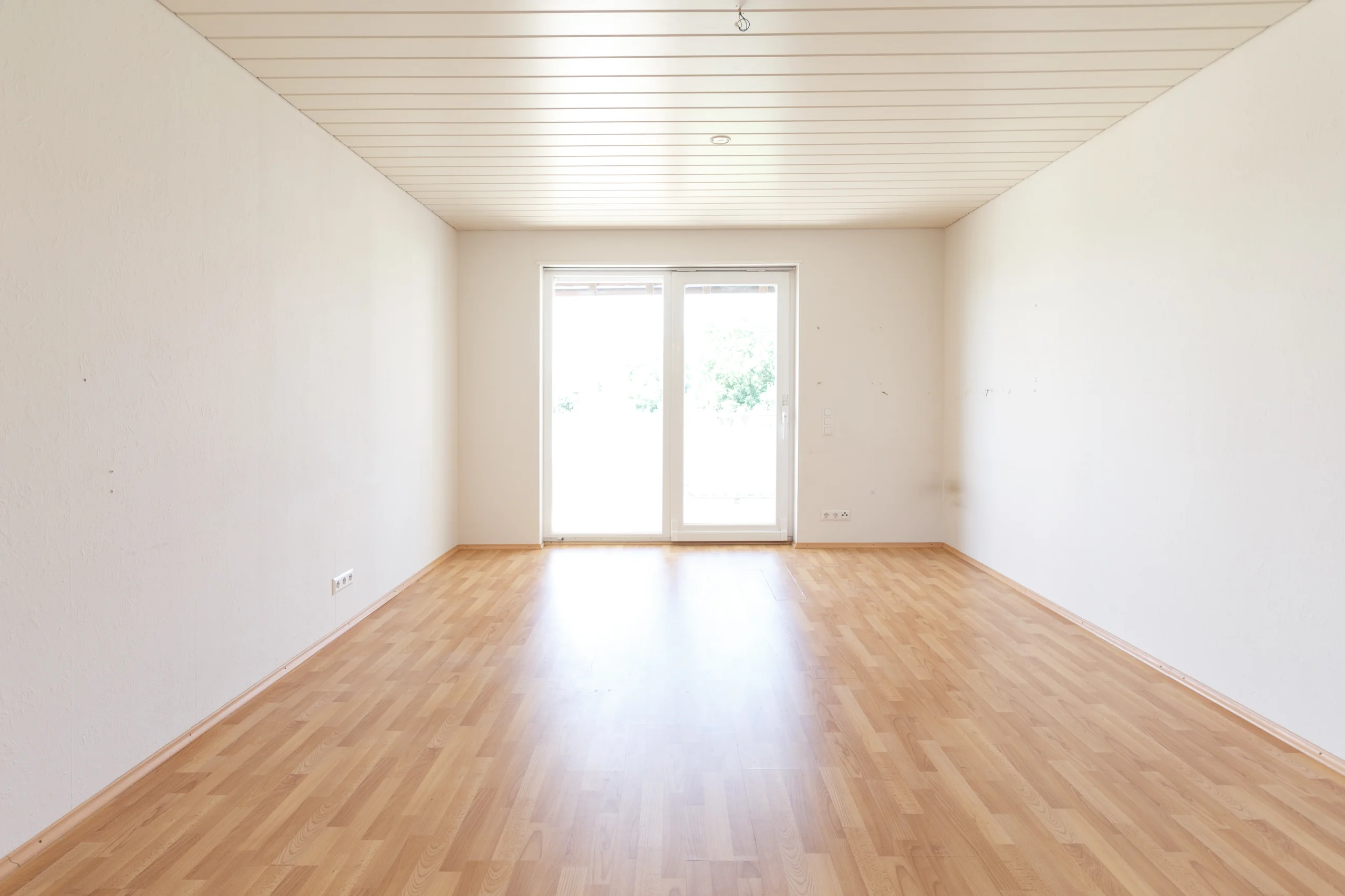 Weingarten in der Pfalz / Doppelhaushälfte mit zwei Garagen in Ortsrandlage / bezugsfrei