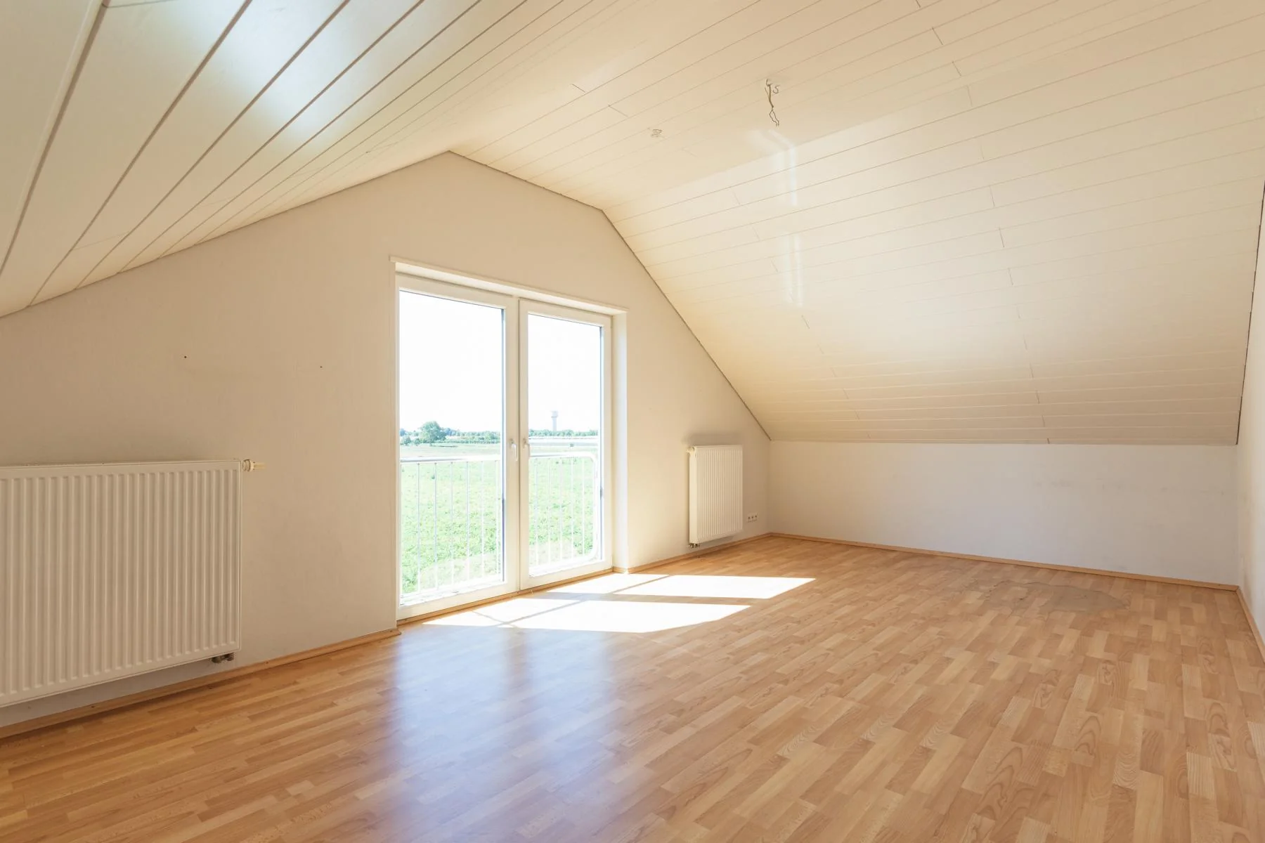 Weingarten in der Pfalz / Doppelhaushälfte mit zwei Garagen in Ortsrandlage / bezugsfrei