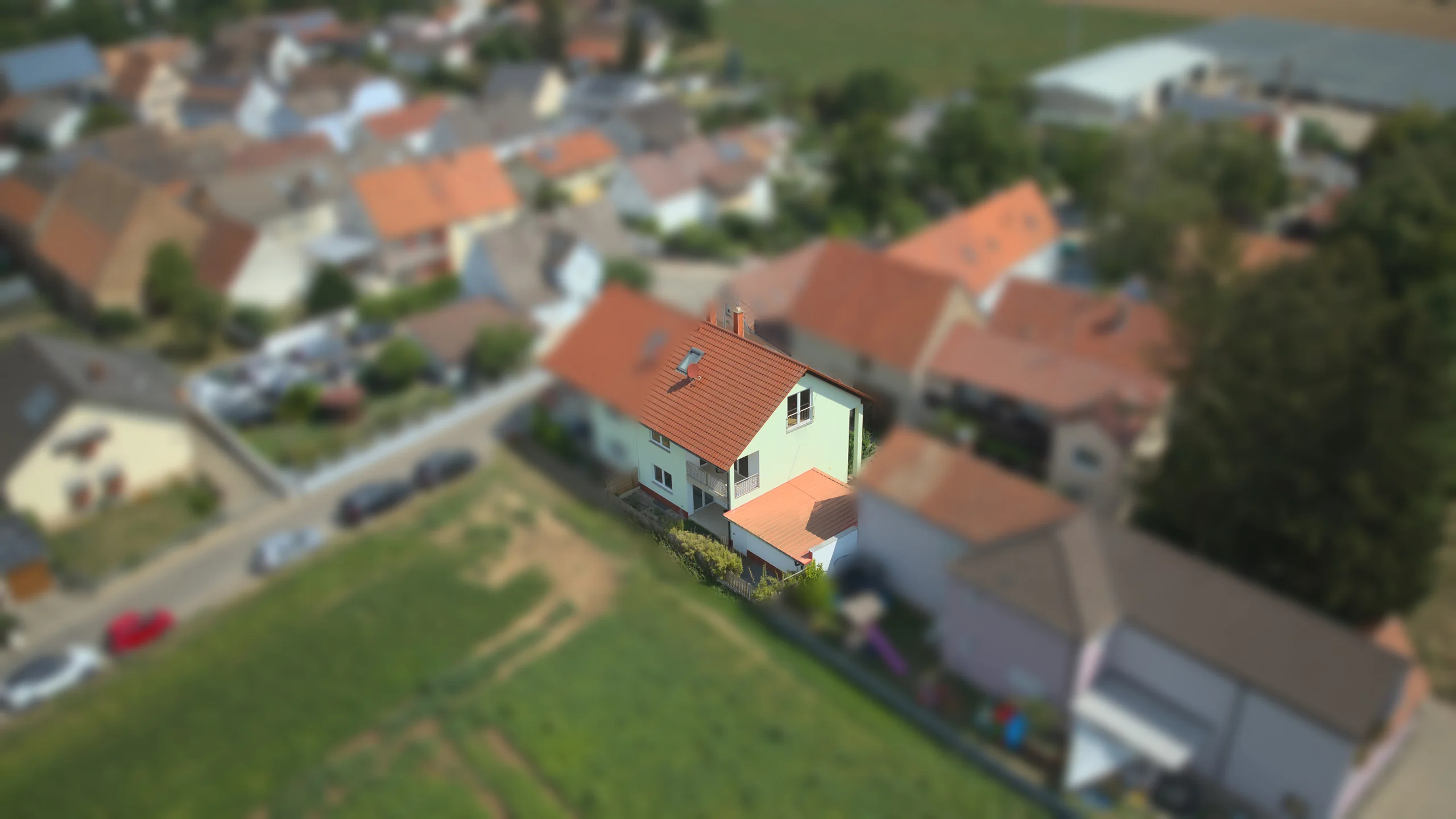 Weingarten in der Pfalz / Doppelhaushälfte mit zwei Garagen in Ortsrandlage / bezugsfrei