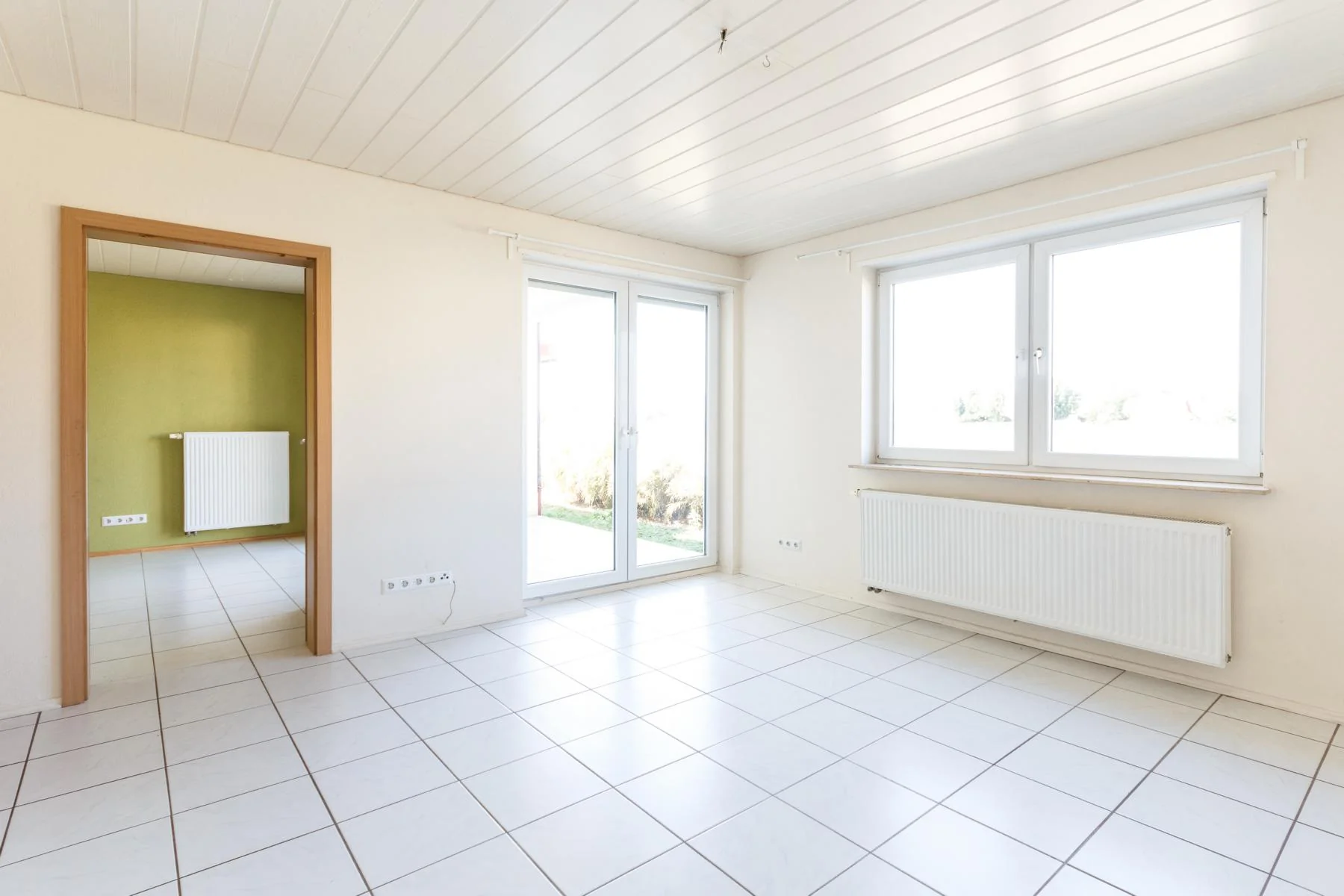 Weingarten in der Pfalz / Doppelhaushälfte mit zwei Garagen in Ortsrandlage / bezugsfrei
