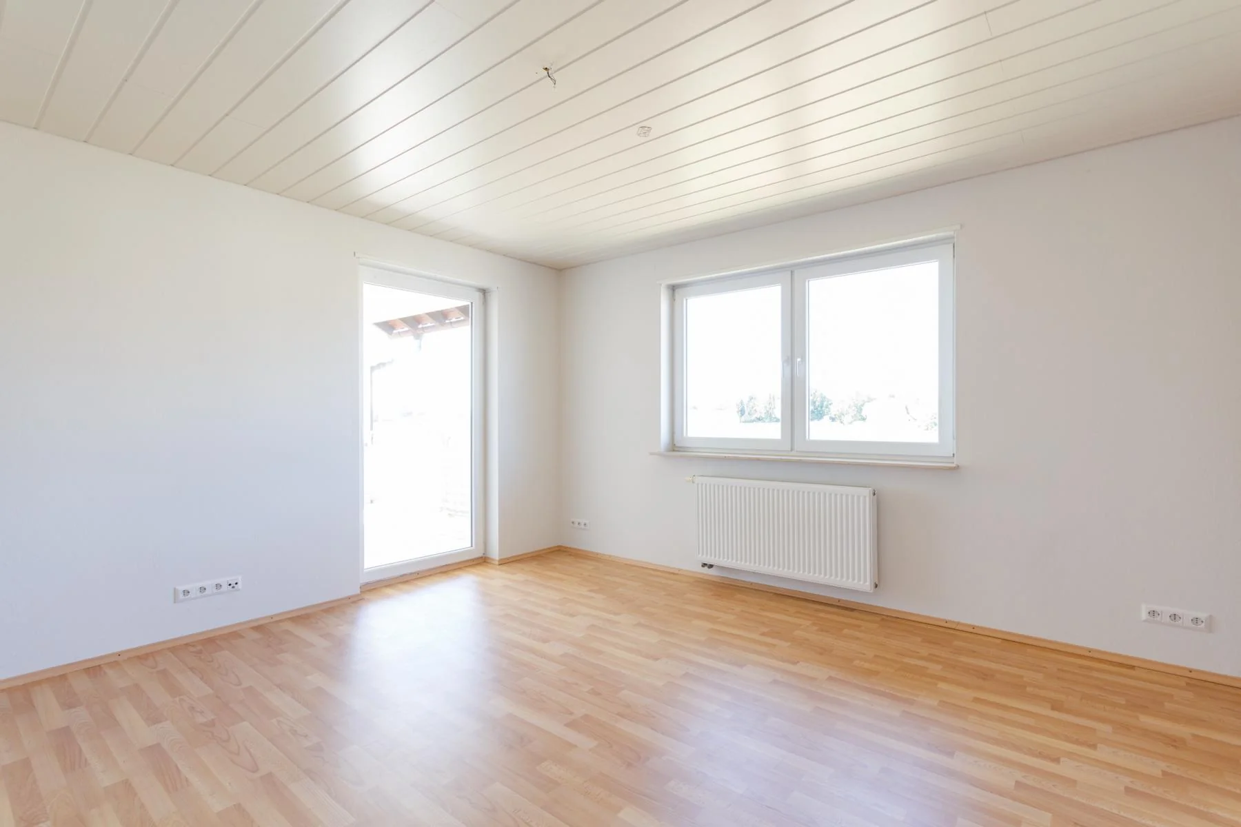 Weingarten in der Pfalz / Doppelhaushälfte mit zwei Garagen in Ortsrandlage / bezugsfrei