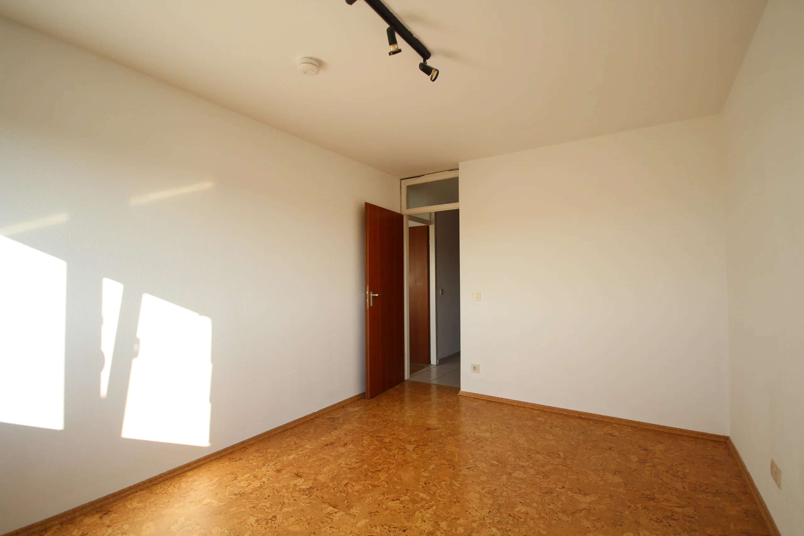 Pforzheim-Sonnenhof / gemütliche 3,5-Zi-Whg im 5.OG mit 2 Balkonen, Weitblick und Garage / bezugsfrei!