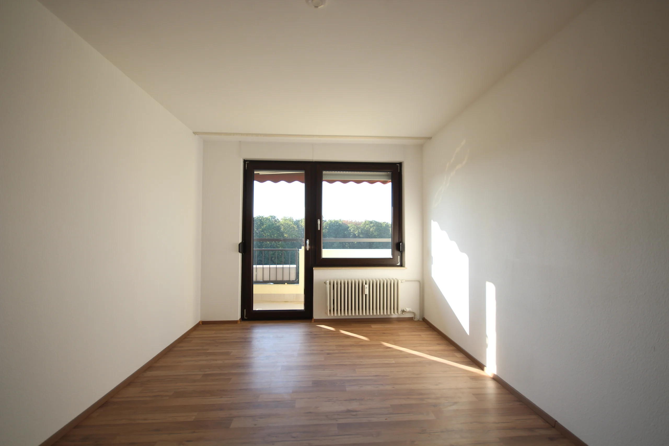 Pforzheim-Sonnenhof / gemütliche 3,5-Zi-Whg im 5.OG mit 2 Balkonen, Weitblick und Garage / bezugsfrei!