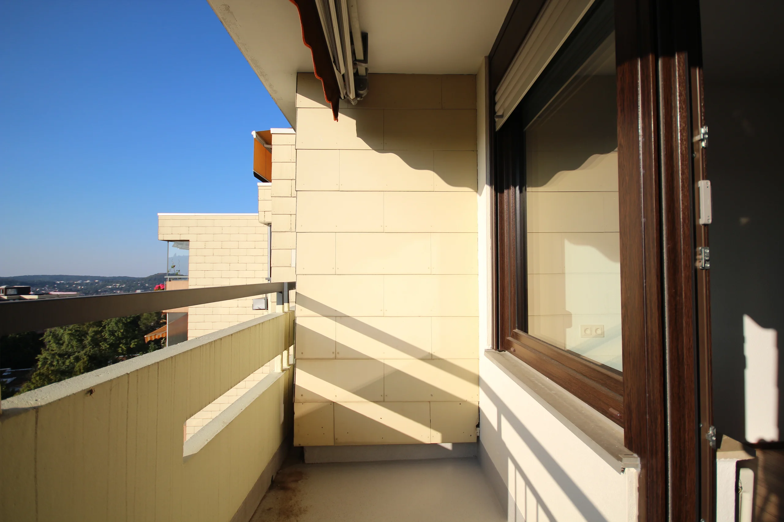 Pforzheim-Sonnenhof / gemütliche 3,5-Zi-Whg im 5.OG mit 2 Balkonen, Weitblick und Garage / bezugsfrei!