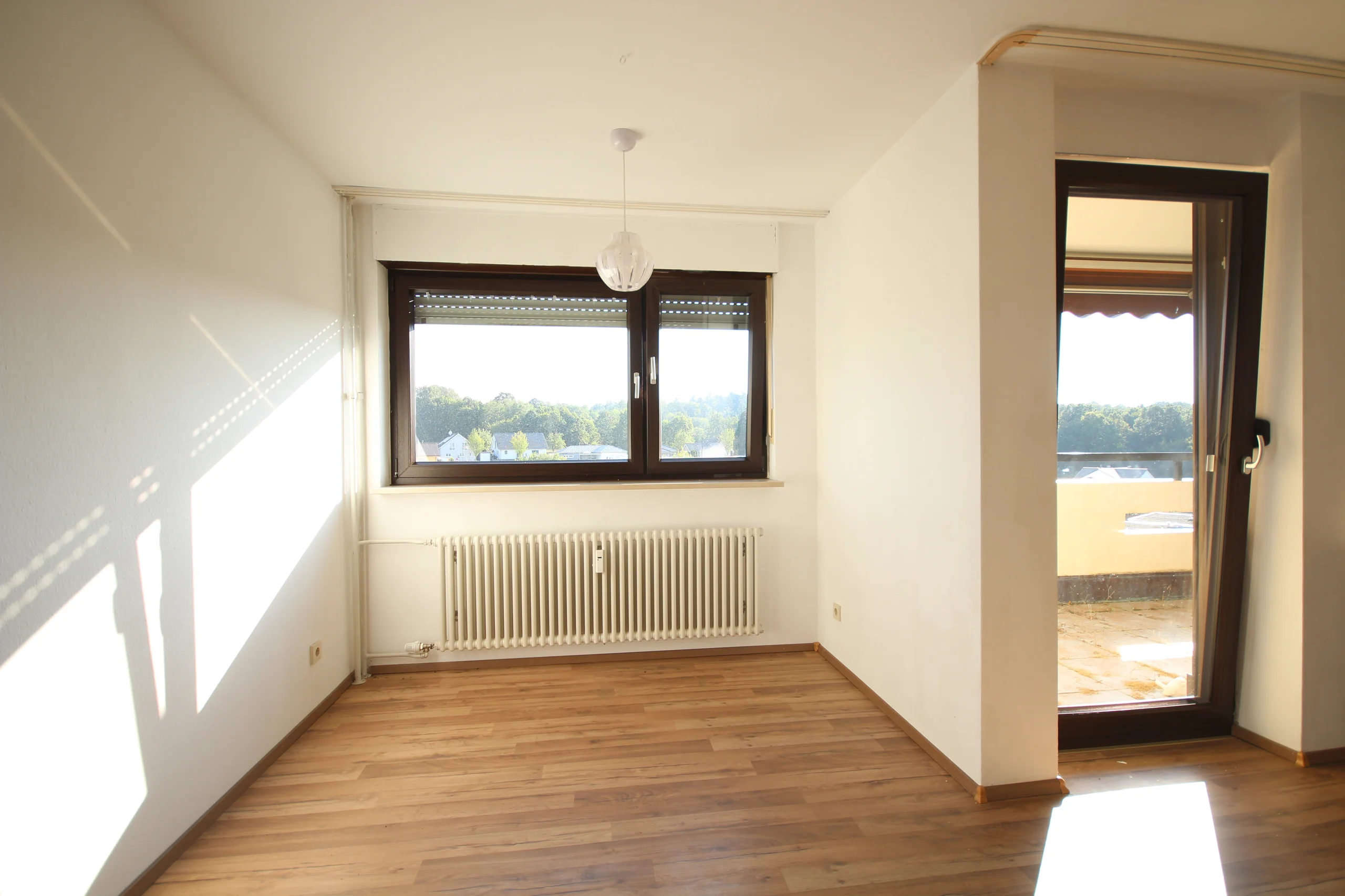 Pforzheim-Sonnenhof / gemütliche 3,5-Zi-Whg im 5.OG mit 2 Balkonen, Weitblick und Garage / bezugsfrei!