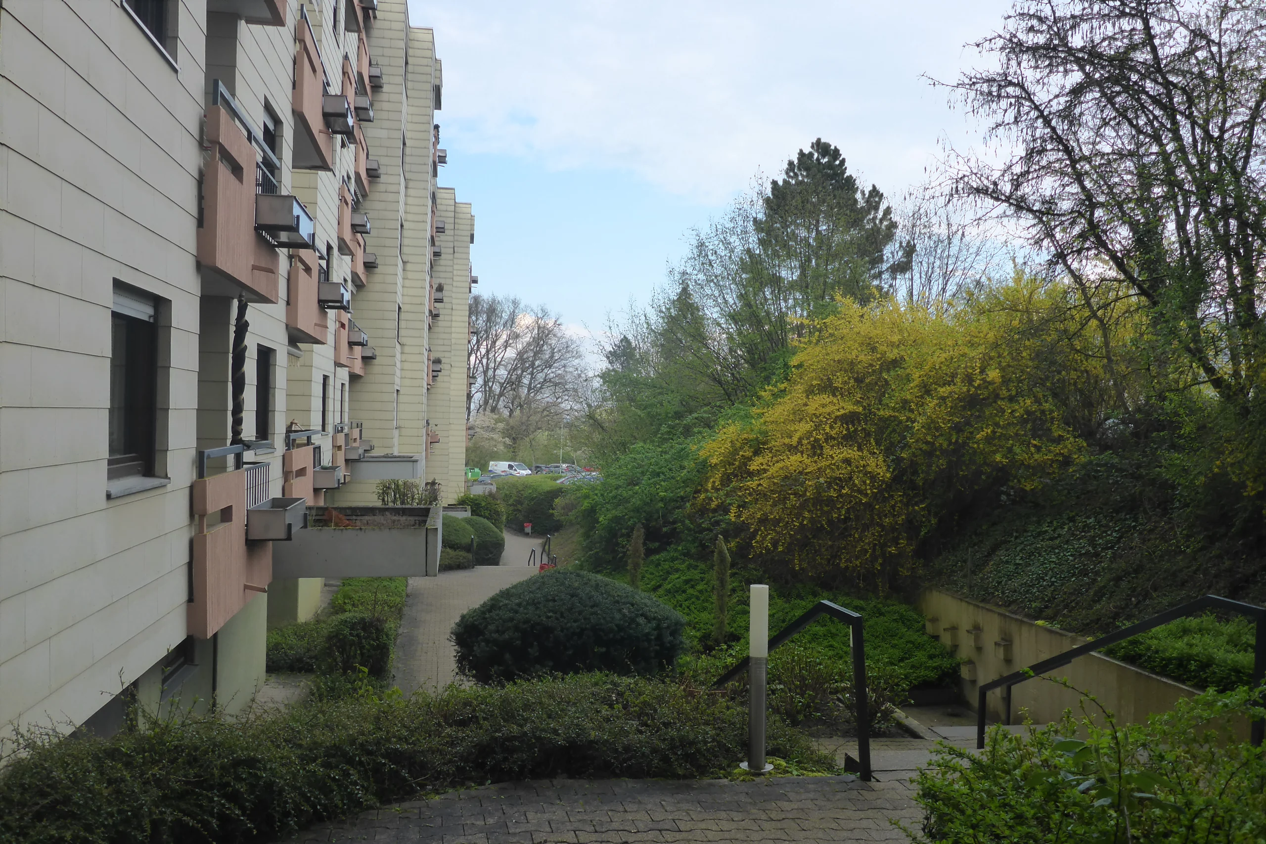 Pforzheim-Sonnenhof / gemütliche 3,5-Zi-Whg im 5.OG mit 2 Balkonen, Weitblick und Garage / bezugsfrei!