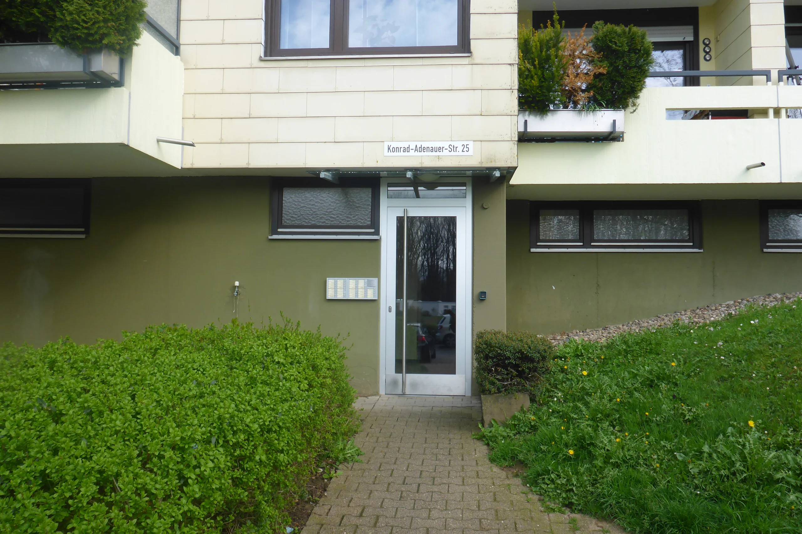 Pforzheim-Sonnenhof / gemütliche 3,5-Zi-Whg im 5.OG mit 2 Balkonen, Weitblick und Garage / bezugsfrei!
