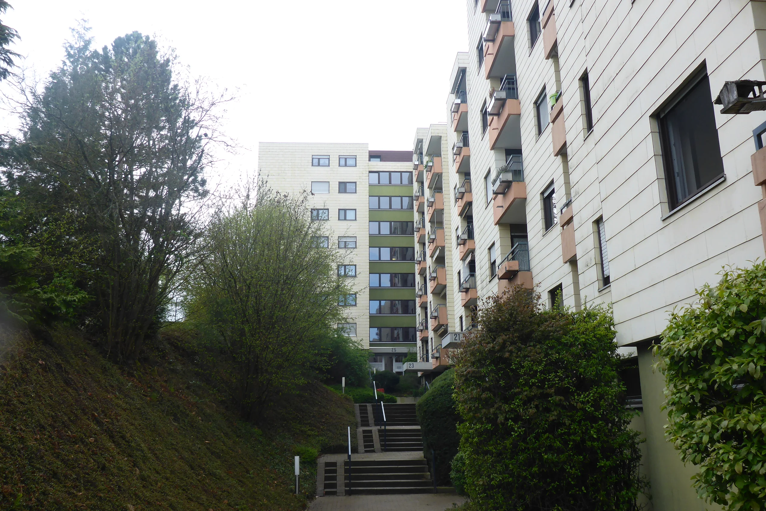 Pforzheim-Sonnenhof / gemütliche 3,5-Zi-Whg im 5.OG mit 2 Balkonen, Weitblick und Garage / bezugsfrei!