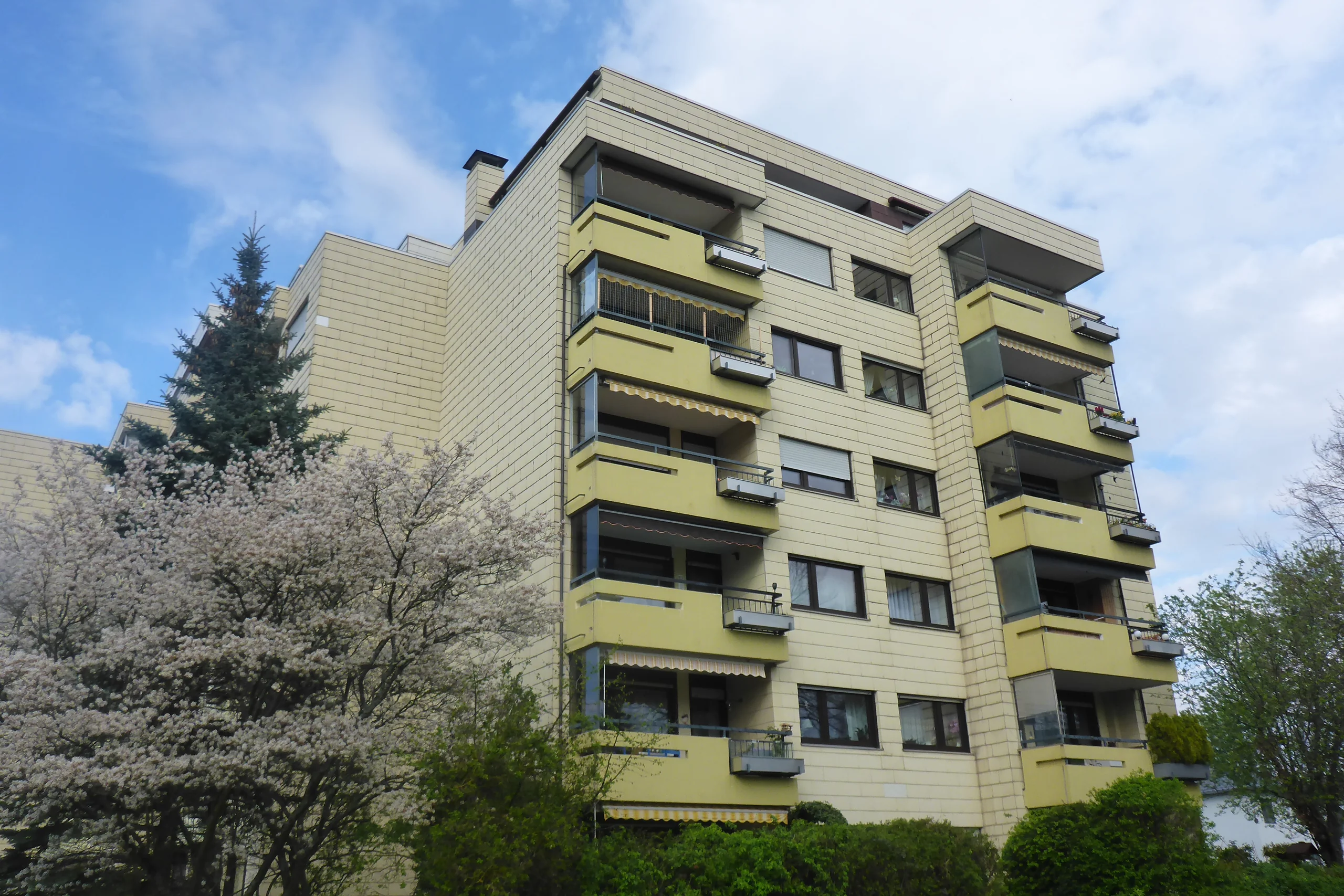 Pforzheim-Sonnenhof / gemütliche 3,5-Zi-Whg im 5.OG mit 2 Balkonen, Weitblick und Garage / bezugsfrei!