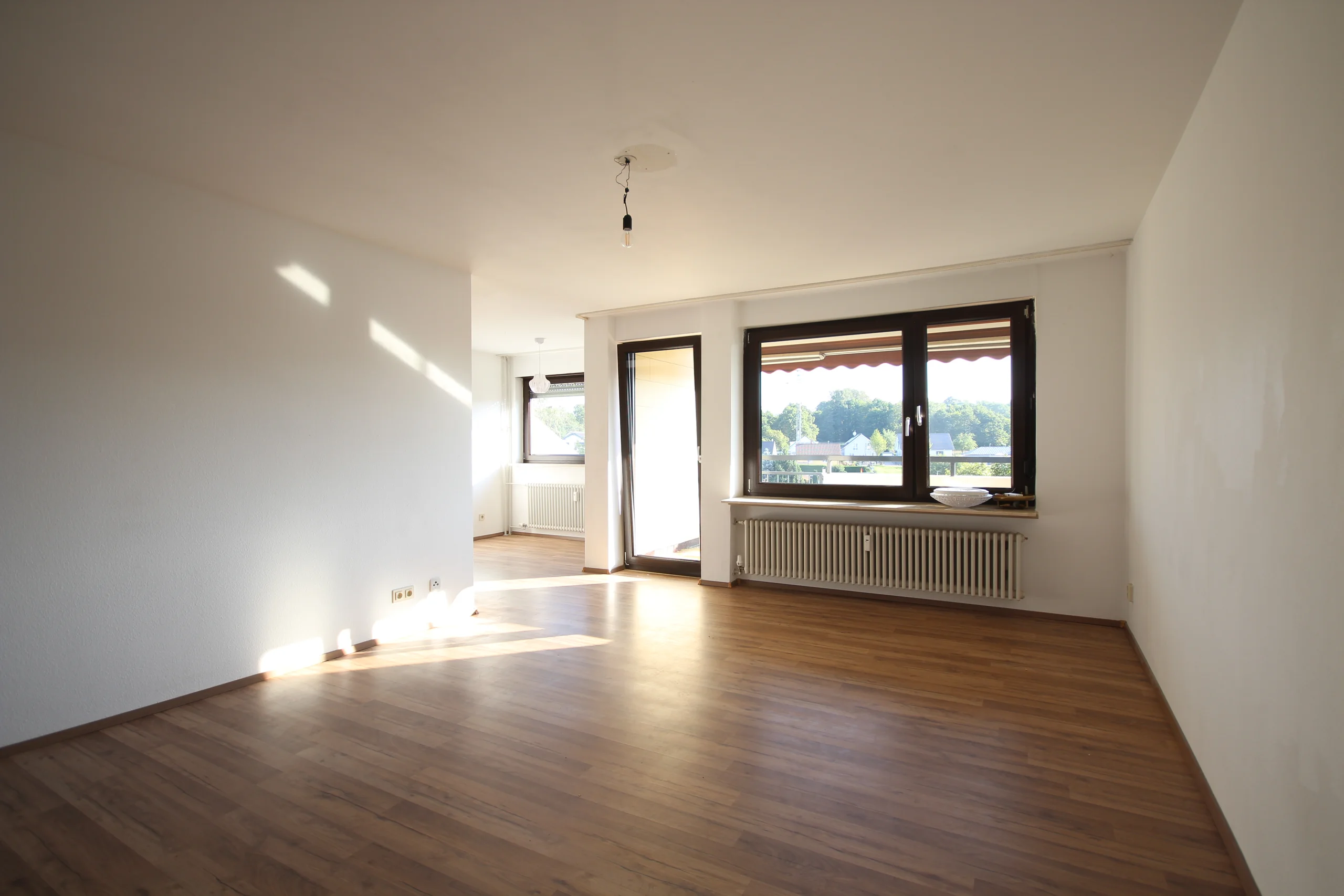 Pforzheim-Sonnenhof / gemütliche 3,5-Zi-Whg im 5.OG mit 2 Balkonen, Weitblick und Garage / bezugsfrei!