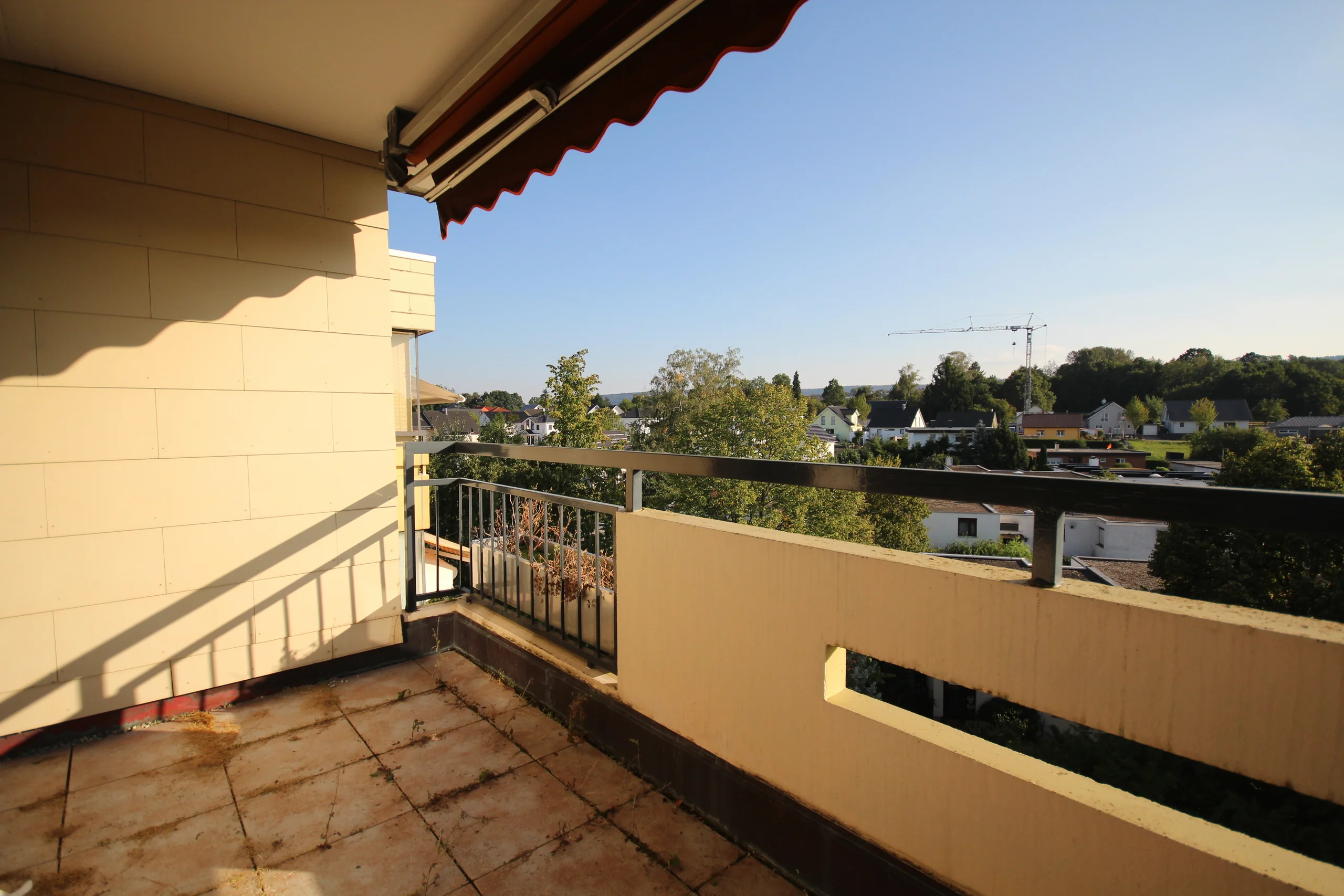Pforzheim-Sonnenhof / gemütliche 3,5-Zi-Whg im 5.OG mit 2 Balkonen, Weitblick und Garage / bezugsfrei!