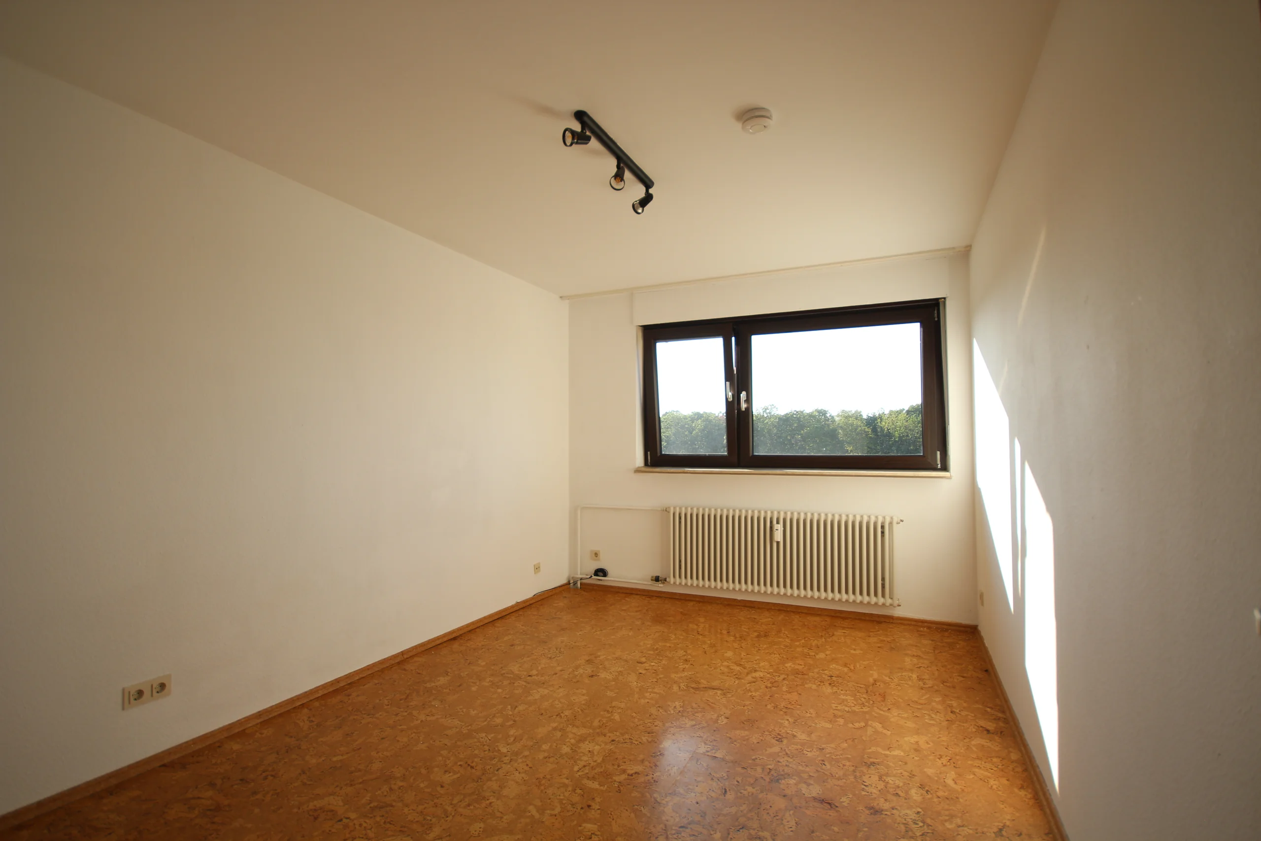 Pforzheim-Sonnenhof / gemütliche 3,5-Zi-Whg im 5.OG mit 2 Balkonen, Weitblick und Garage / bezugsfrei!
