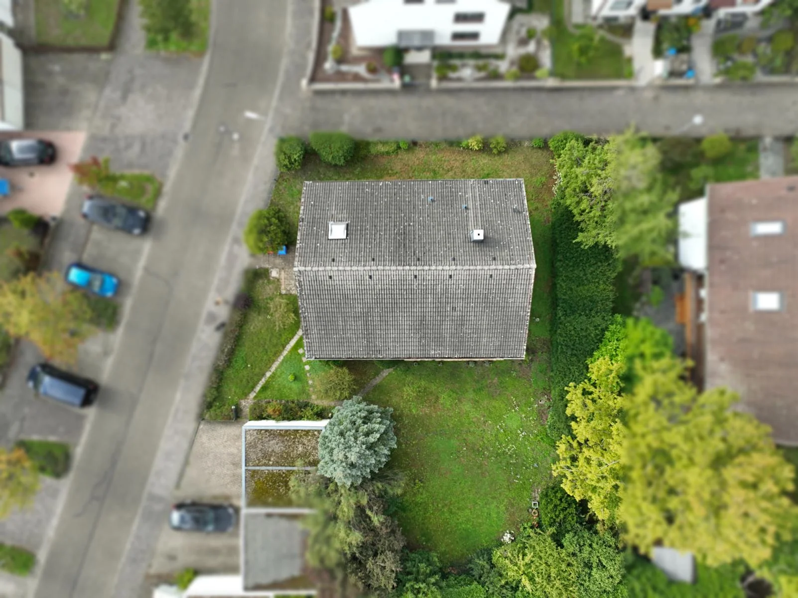 KA-Daxlanden / geräumiges Zweifamilienhaus auf großzügigem Grundstück mit zwei Garagen sowie Ausbaupotential im Speicher /  EG-Whg bezugsfrei