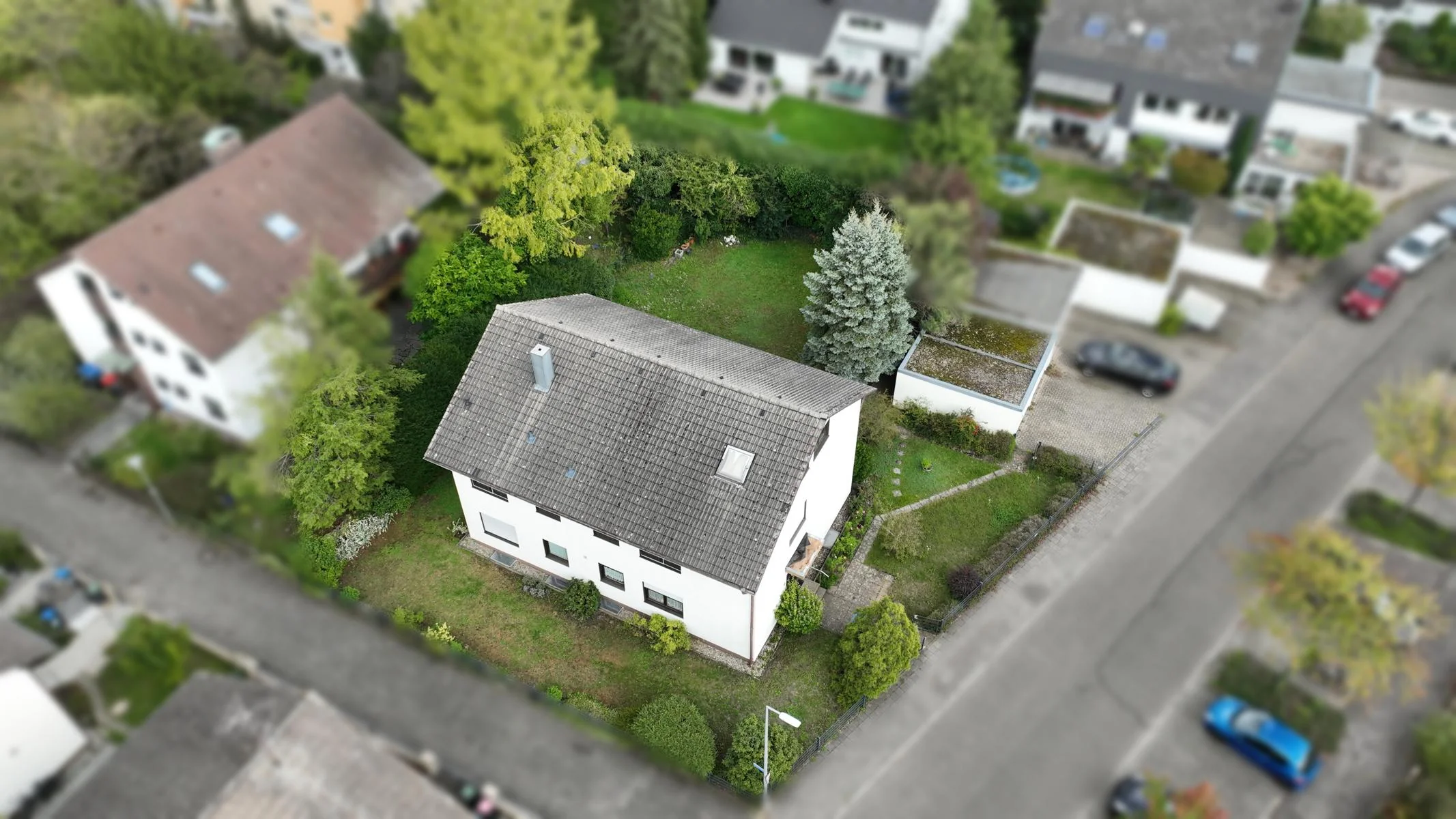 KA-Daxlanden / geräumiges Zweifamilienhaus auf großzügigem Grundstück mit zwei Garagen sowie Ausbaupotential im Speicher /  EG-Whg bezugsfrei