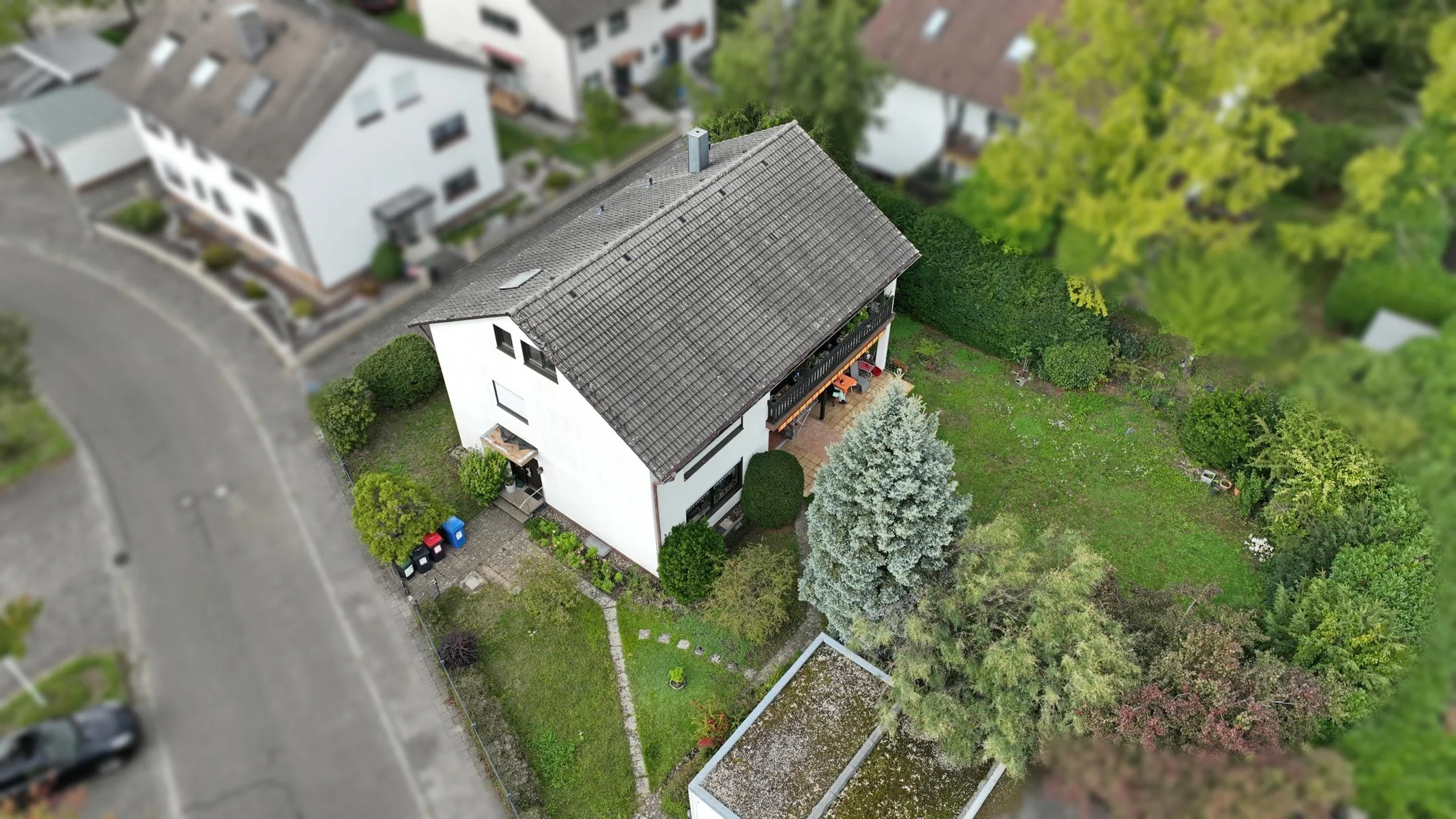 KA-Daxlanden / geräumiges Zweifamilienhaus auf großzügigem Grundstück mit zwei Garagen sowie Ausbaupotential im Speicher /  EG-Whg bezugsfrei