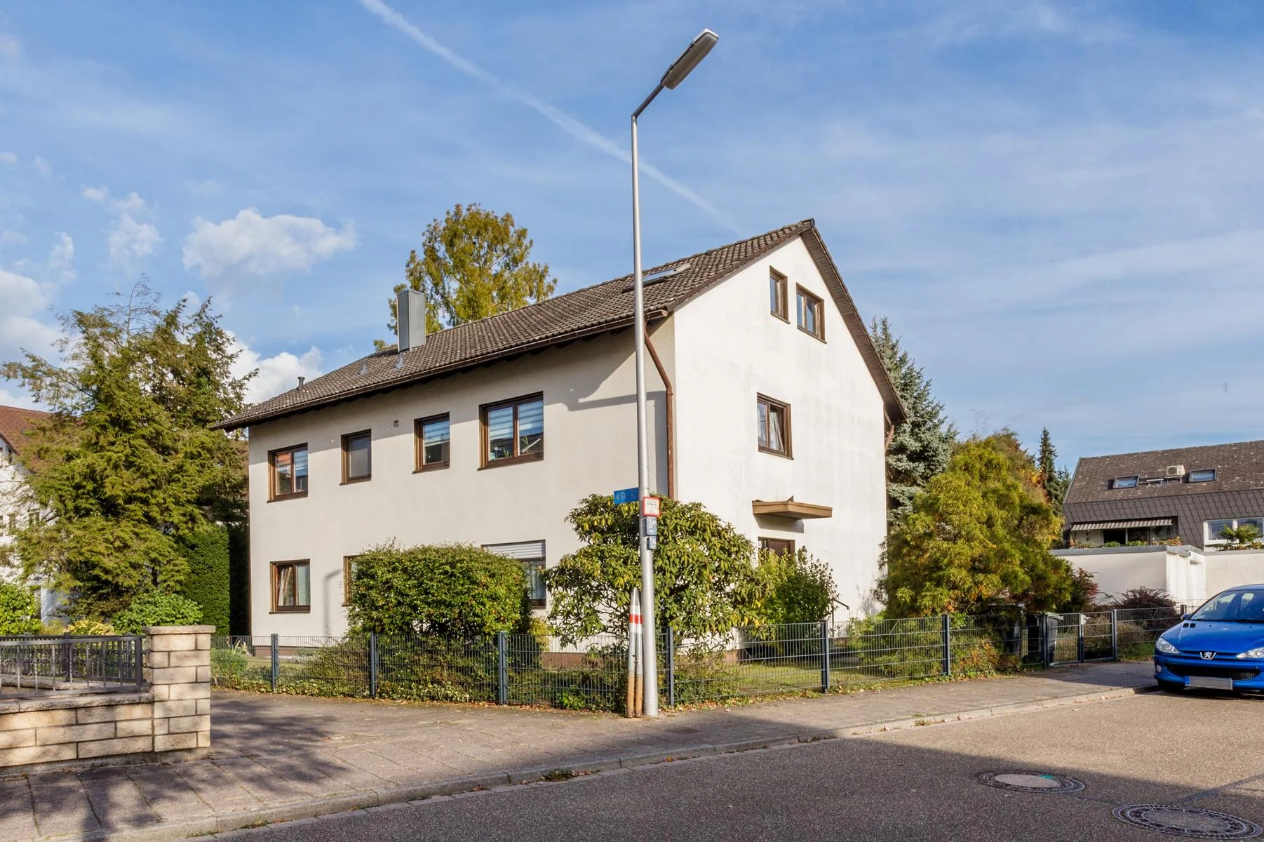 KA-Daxlanden / geräumiges Zweifamilienhaus auf großzügigem Grundstück mit zwei Garagen sowie Ausbaupotential im Speicher /  EG-Whg bezugsfrei
