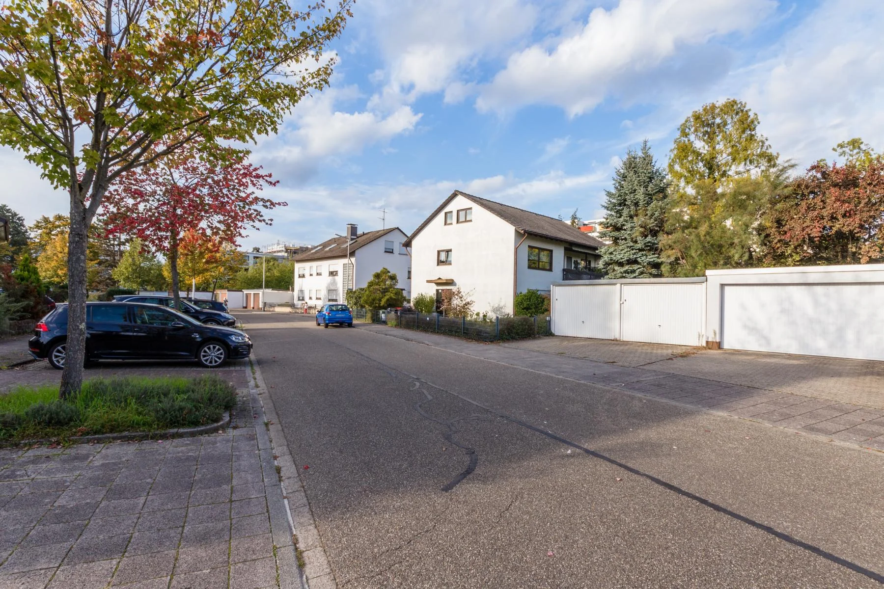 KA-Daxlanden / geräumiges Zweifamilienhaus auf großzügigem Grundstück mit zwei Garagen sowie Ausbaupotential im Speicher /  EG-Whg bezugsfrei