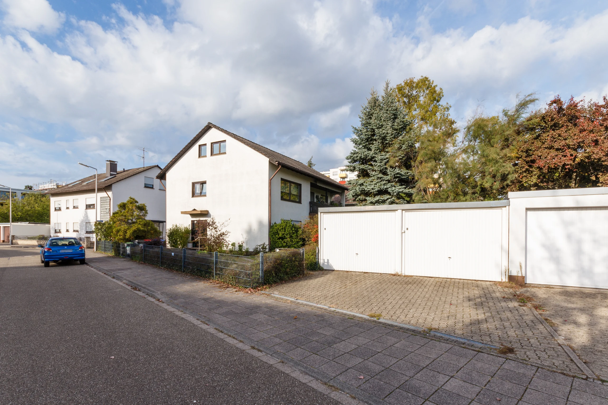 KA-Daxlanden / geräumiges Zweifamilienhaus auf großzügigem Grundstück mit zwei Garagen sowie Ausbaupotential im Speicher /  EG-Whg bezugsfrei
