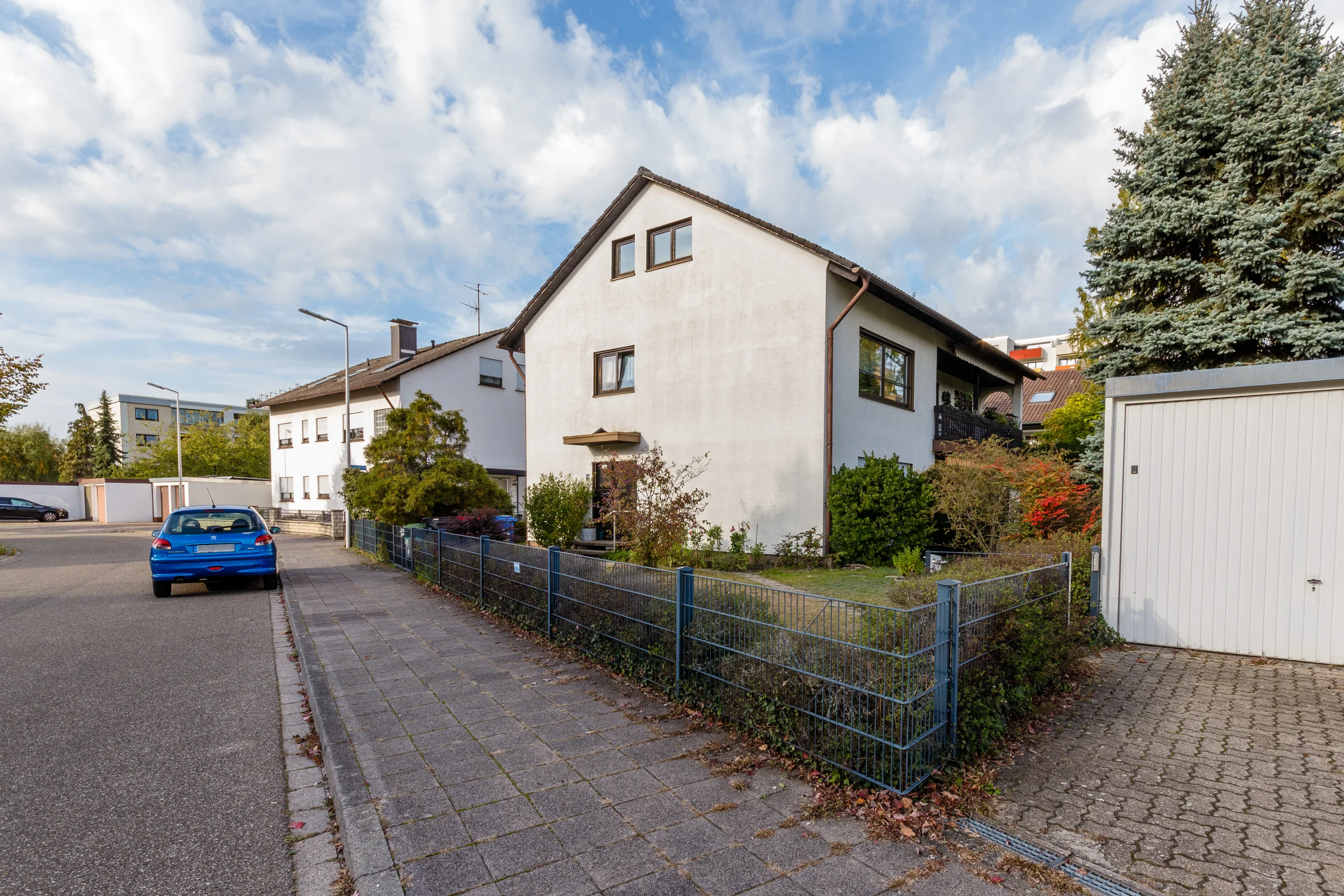 KA-Daxlanden / geräumiges Zweifamilienhaus auf großzügigem Grundstück mit zwei Garagen sowie Ausbaupotential im Speicher /  EG-Whg bezugsfrei