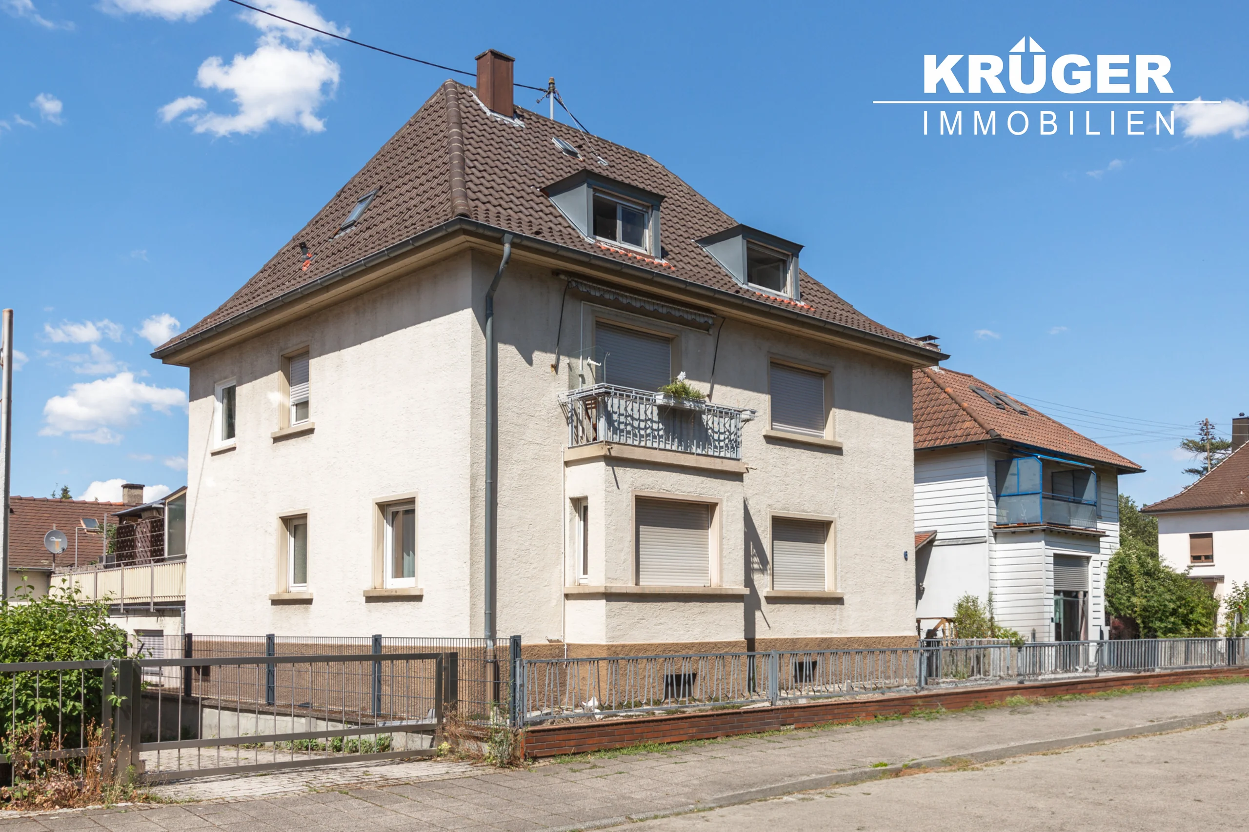 KA-Durlach / Mehrfamilienhaus mit vier Wohnungen, Garagen, Terrasse sowie Gewerbefläche / vermietet