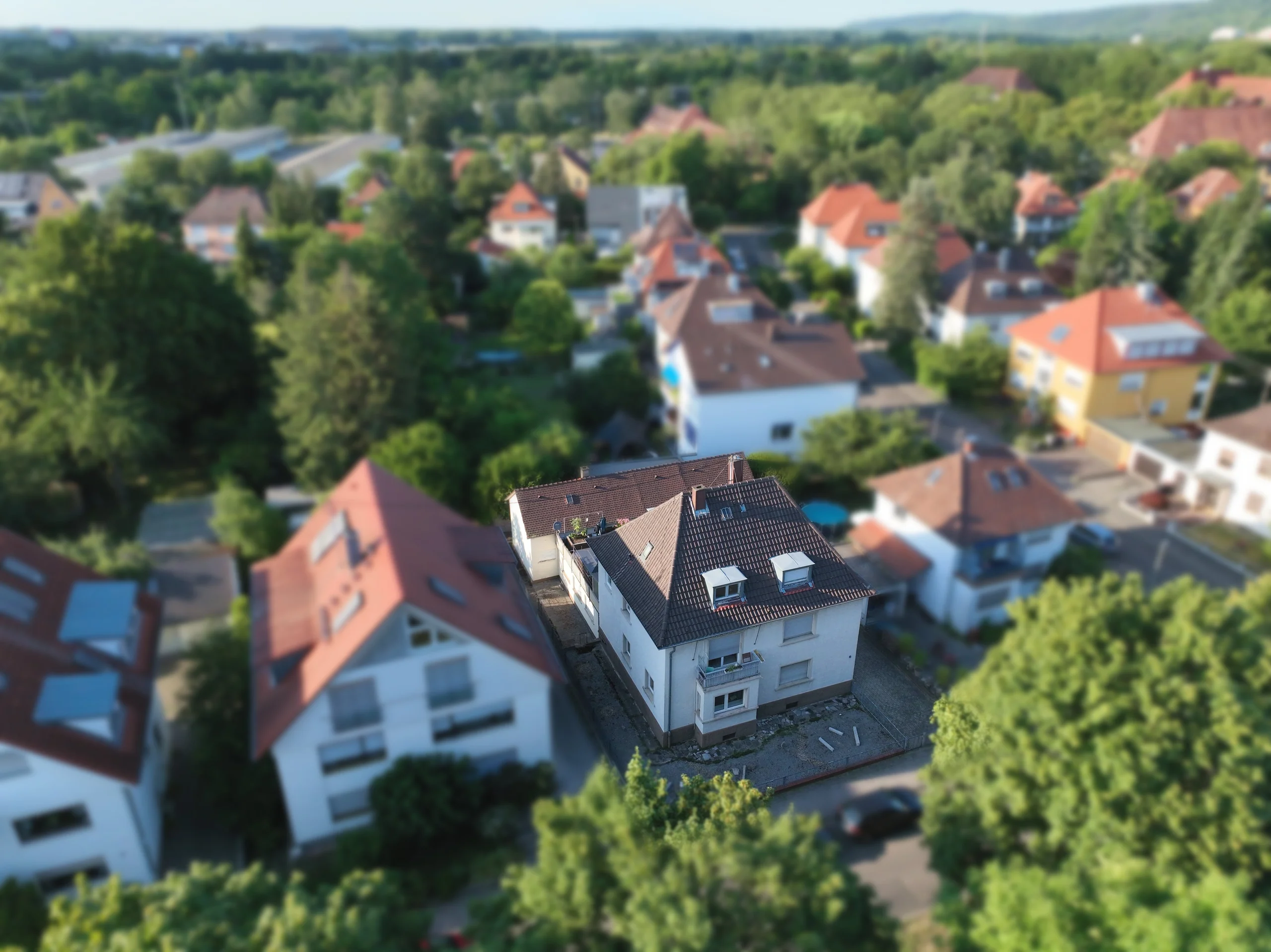 KA-Durlach / Mehrfamilienhaus mit vier Wohnungen, Garagen, Terrasse sowie Gewerbefläche / vermietet