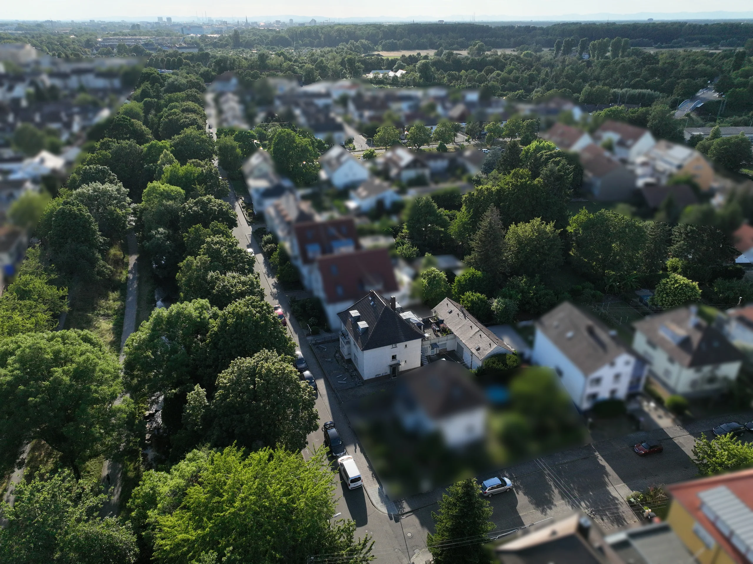KA-Durlach / Mehrfamilienhaus mit vier Wohnungen, Garagen, Terrasse sowie Gewerbefläche / vermietet