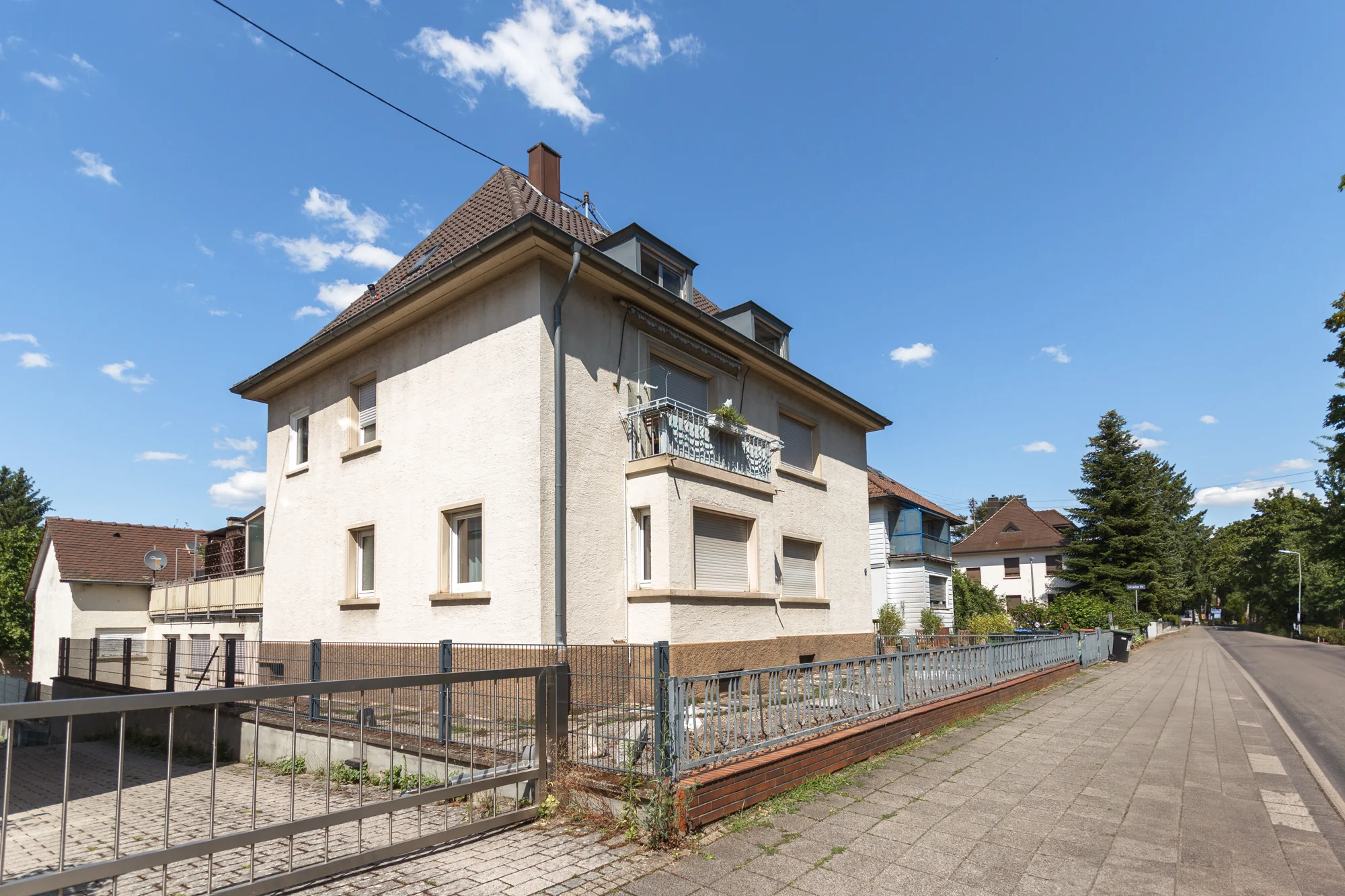 KA-Durlach / Mehrfamilienhaus mit vier Wohnungen, Garagen, Terrasse sowie Gewerbefläche / vermietet