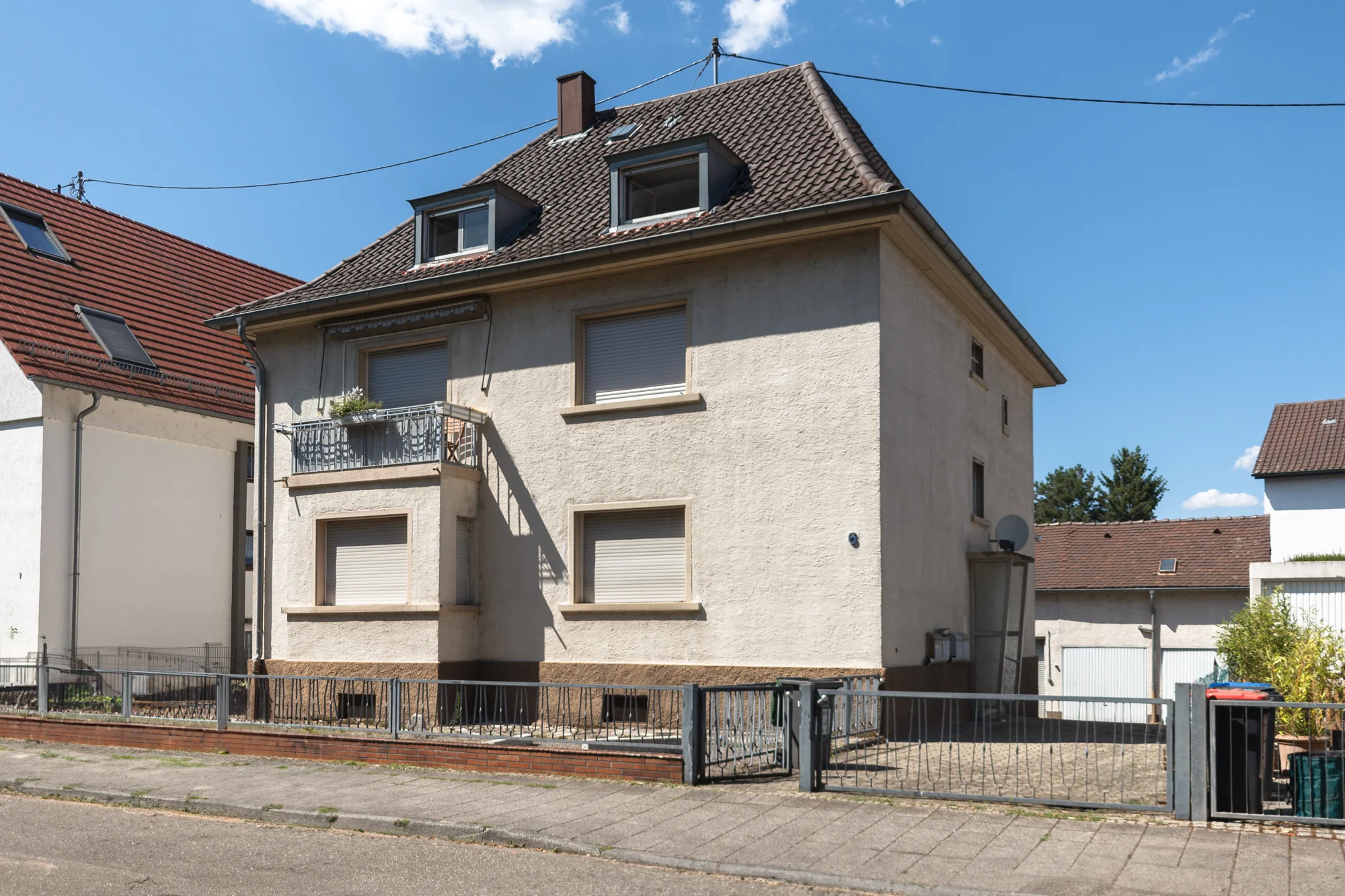 KA-Durlach / Mehrfamilienhaus mit vier Wohnungen, Garagen, Terrasse sowie Gewerbefläche / vermietet