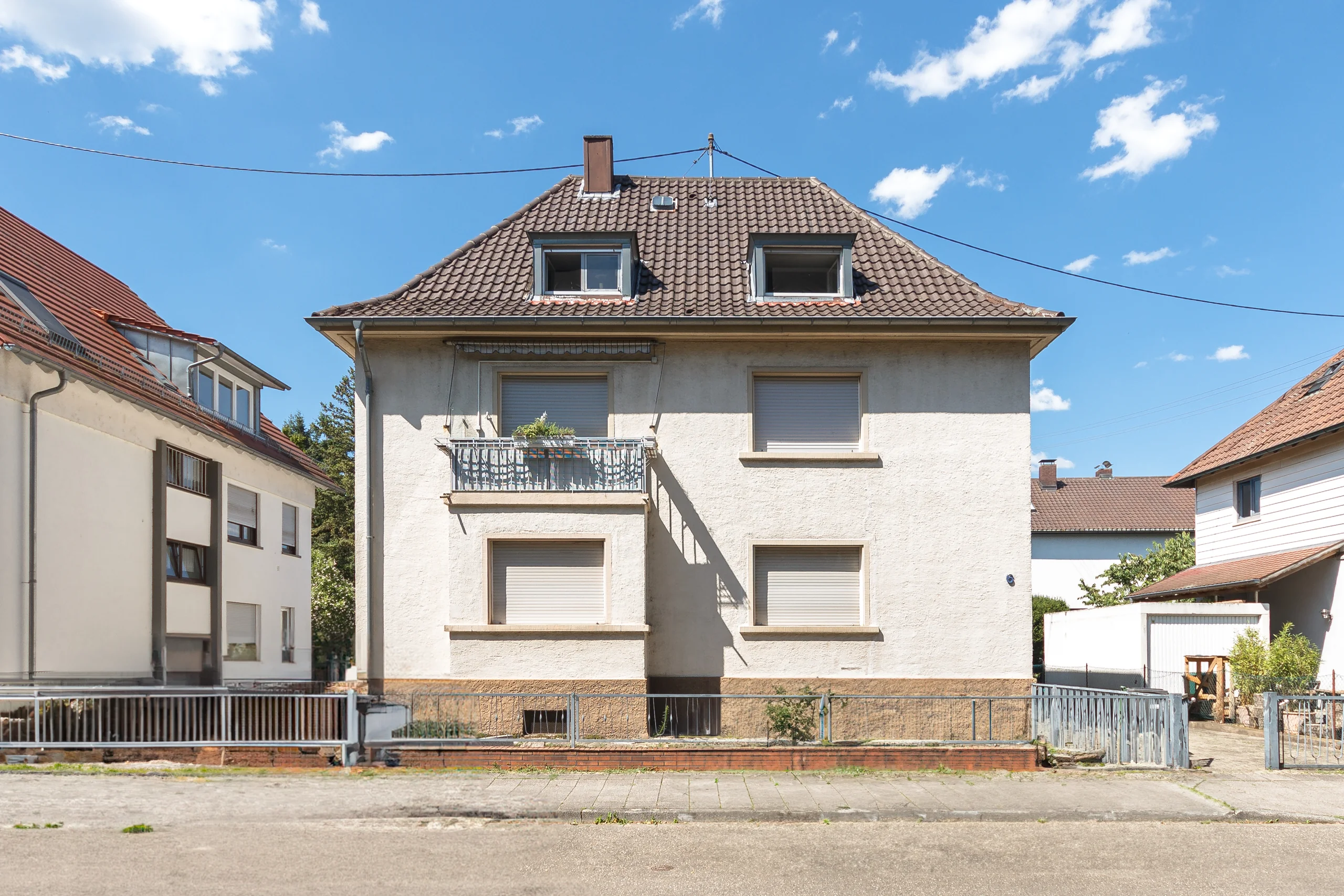 KA-Durlach / Mehrfamilienhaus mit vier Wohnungen, Garagen, Terrasse sowie Gewerbefläche / vermietet
