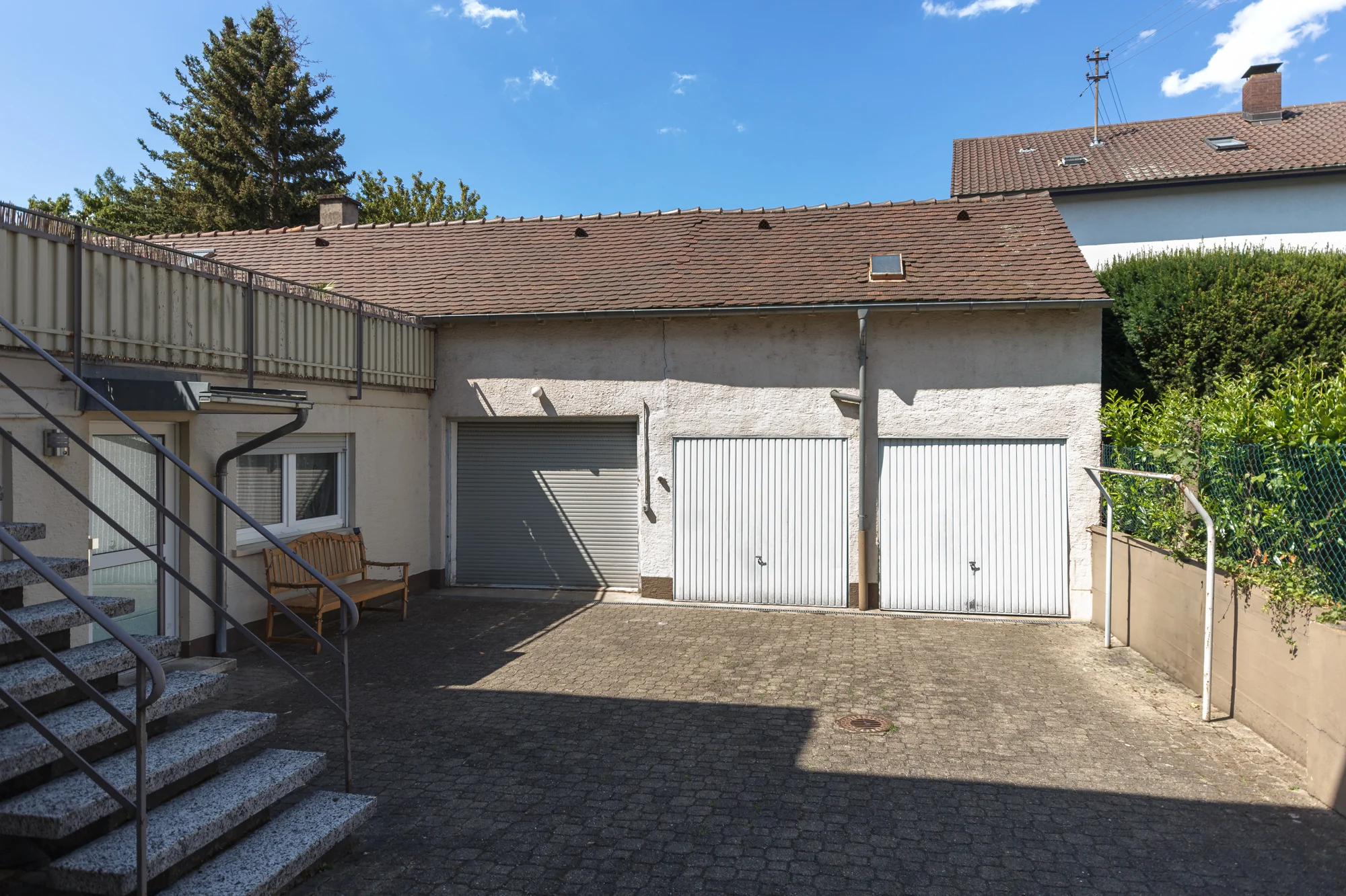 KA-Durlach / Mehrfamilienhaus mit vier Wohnungen, Garagen, Terrasse sowie Gewerbefläche / vermietet