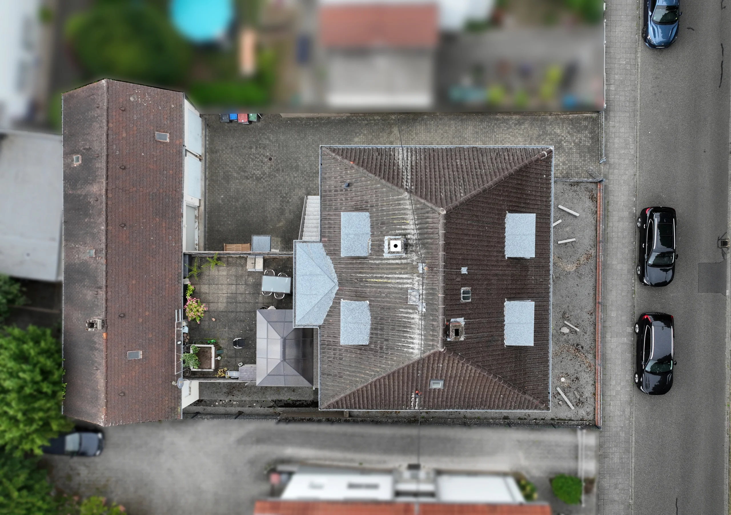 KA-Durlach / Mehrfamilienhaus mit vier Wohnungen, Garagen, Terrasse sowie Gewerbefläche / vermietet