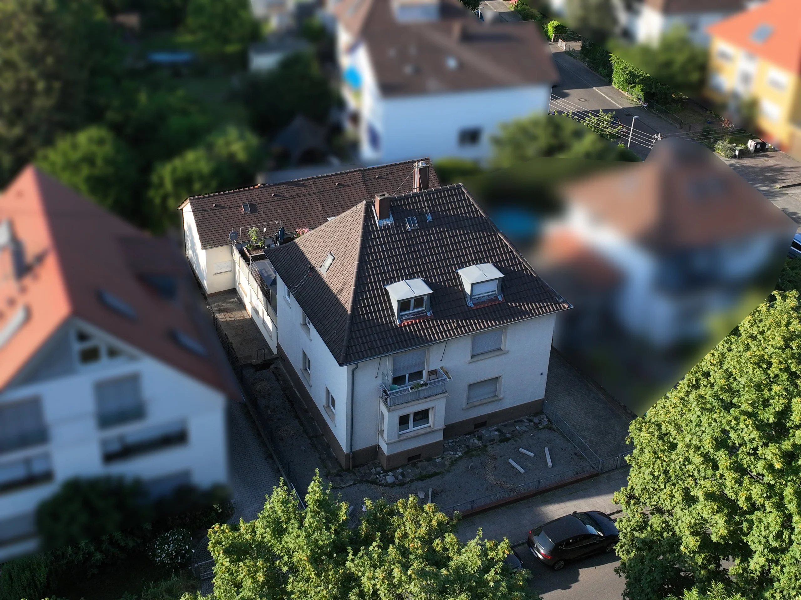 KA-Durlach / Mehrfamilienhaus mit vier Wohnungen, Garagen, Terrasse sowie Gewerbefläche / vermietet