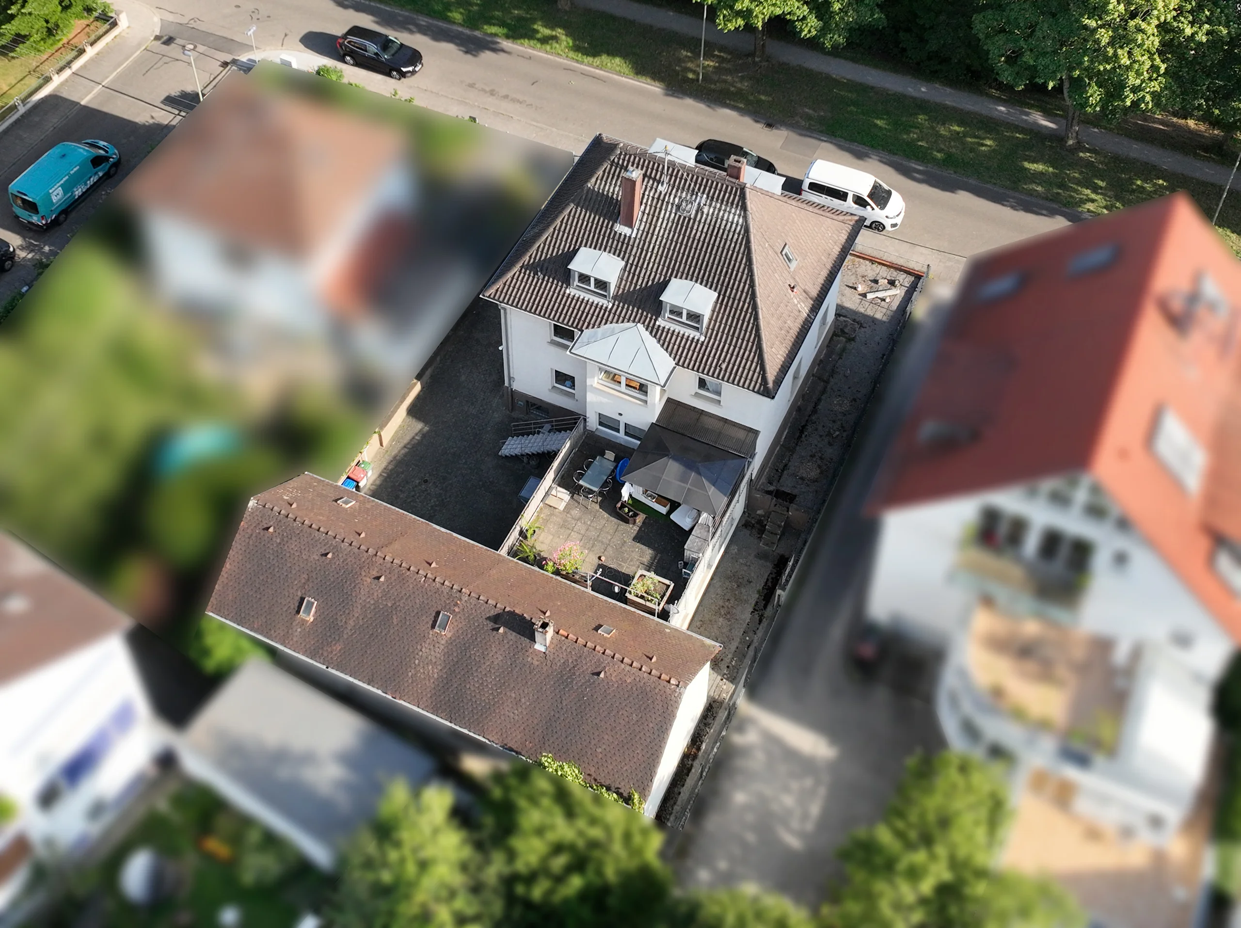 KA-Durlach / Mehrfamilienhaus mit vier Wohnungen, Garagen, Terrasse sowie Gewerbefläche / vermietet