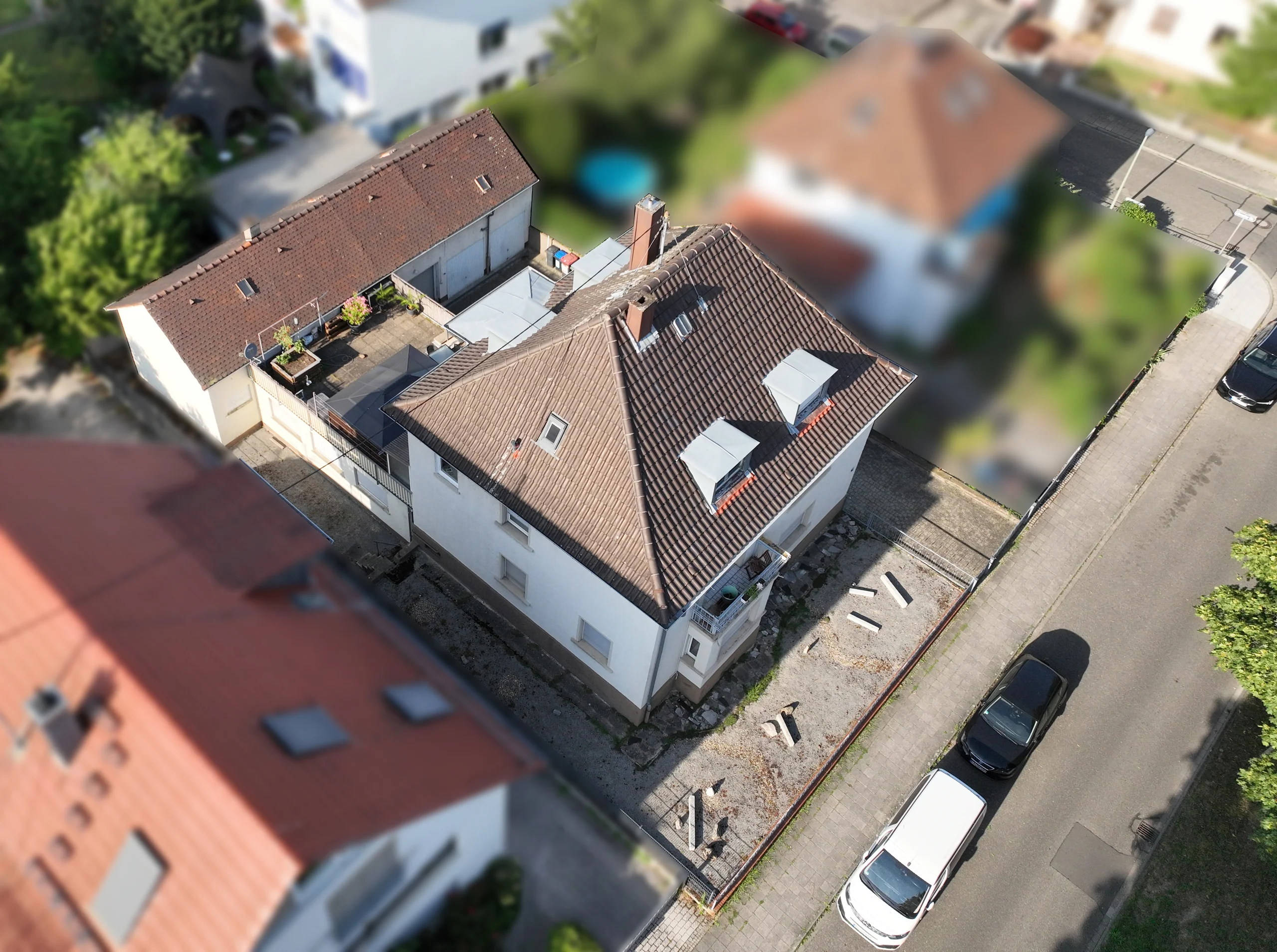KA-Durlach / Mehrfamilienhaus mit vier Wohnungen, Garagen, Terrasse sowie Gewerbefläche / vermietet